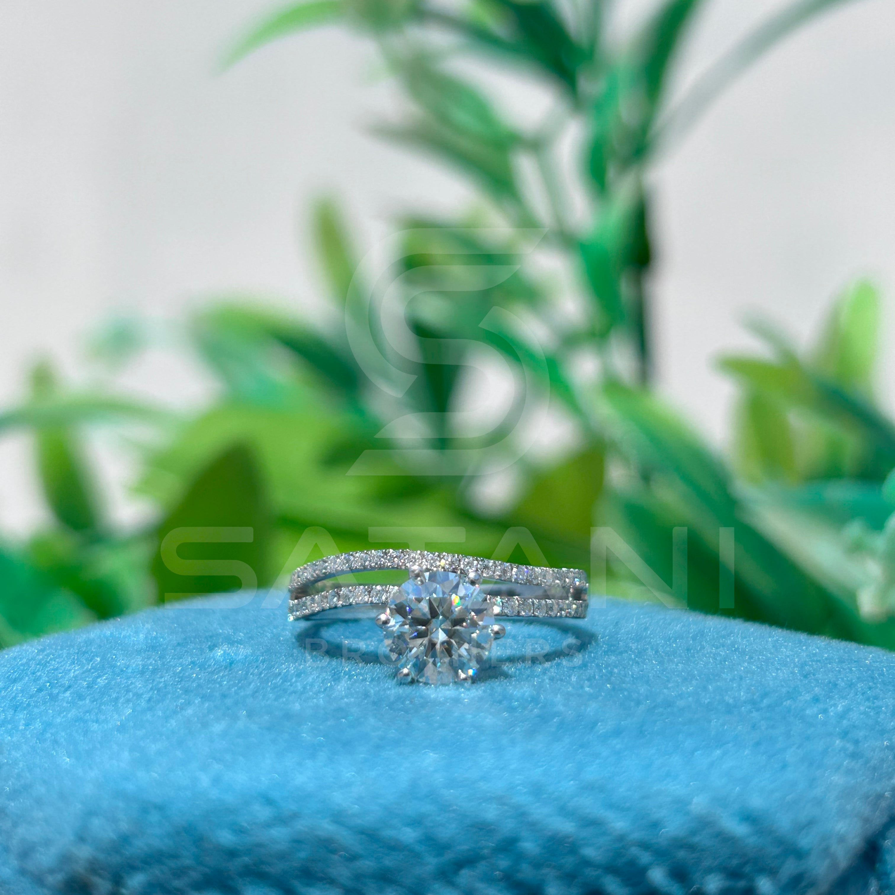 Round Cut Solitaire Diamond Engagement Ring with Split Shank Pavé Band