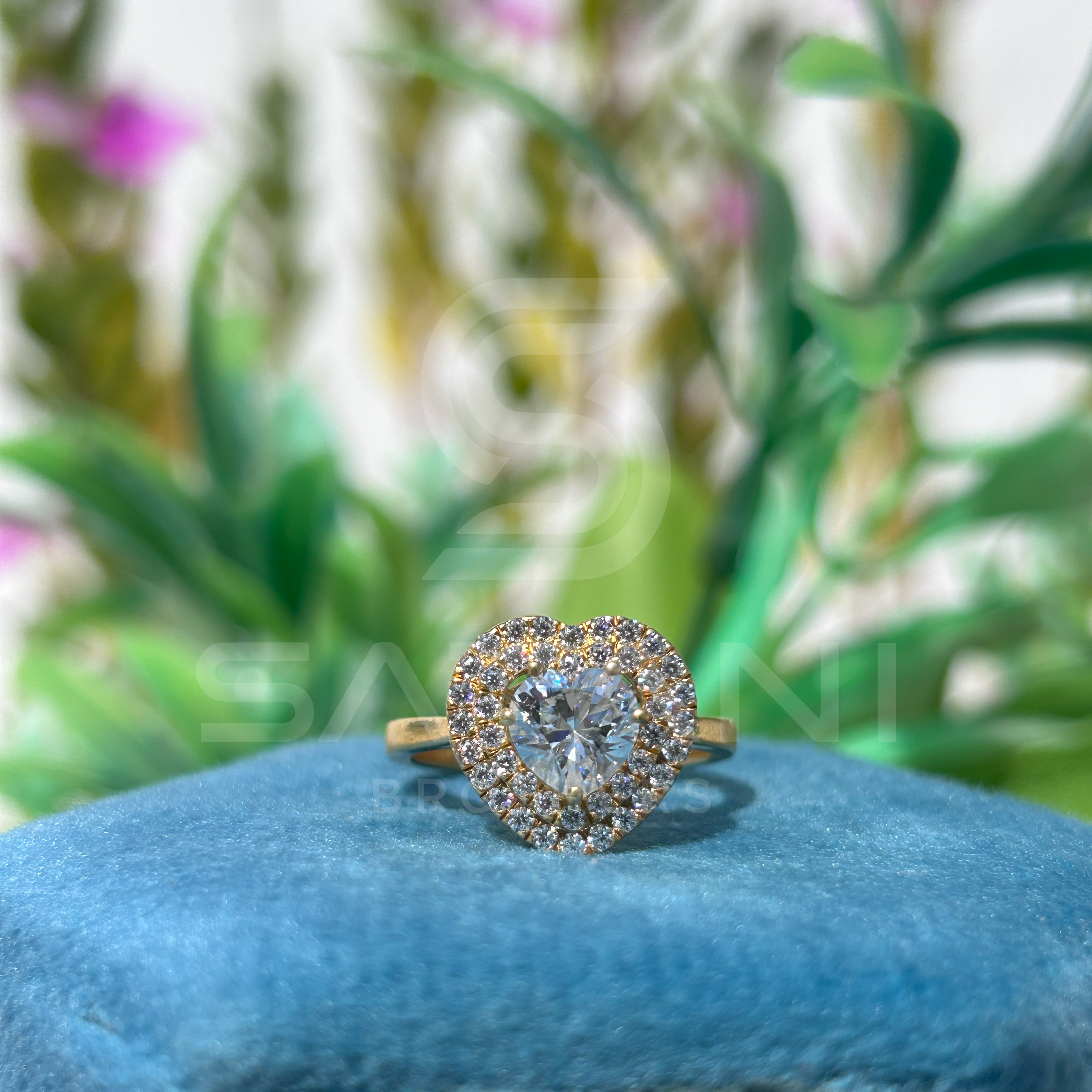 Heart-Shaped Diamond Halo Ring in Yellow Gold – Elegant and Romantic Design