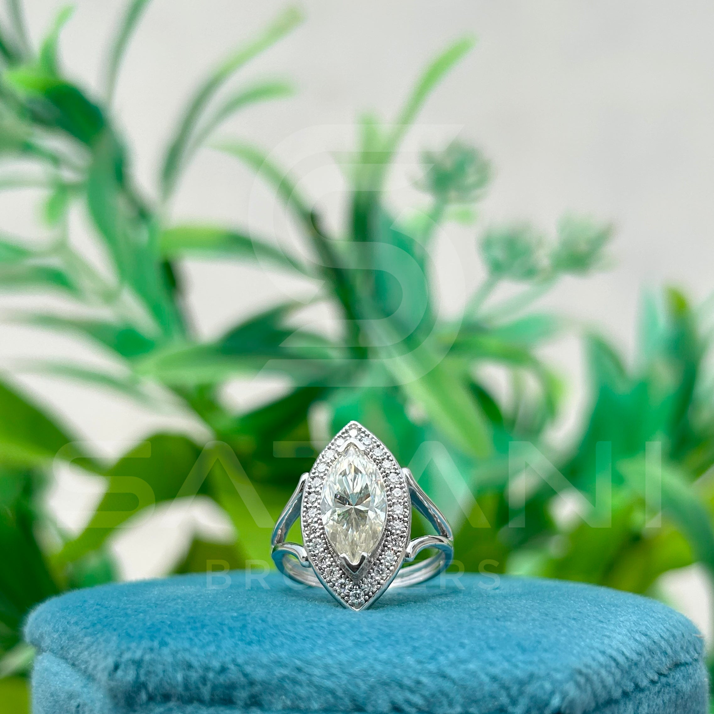 Marquise Cut Diamond Halo Ring in 925 Sterling Silver – Vintage Inspired Split Shank Engagement Ring, Elegant Solitaire with Halo Setting