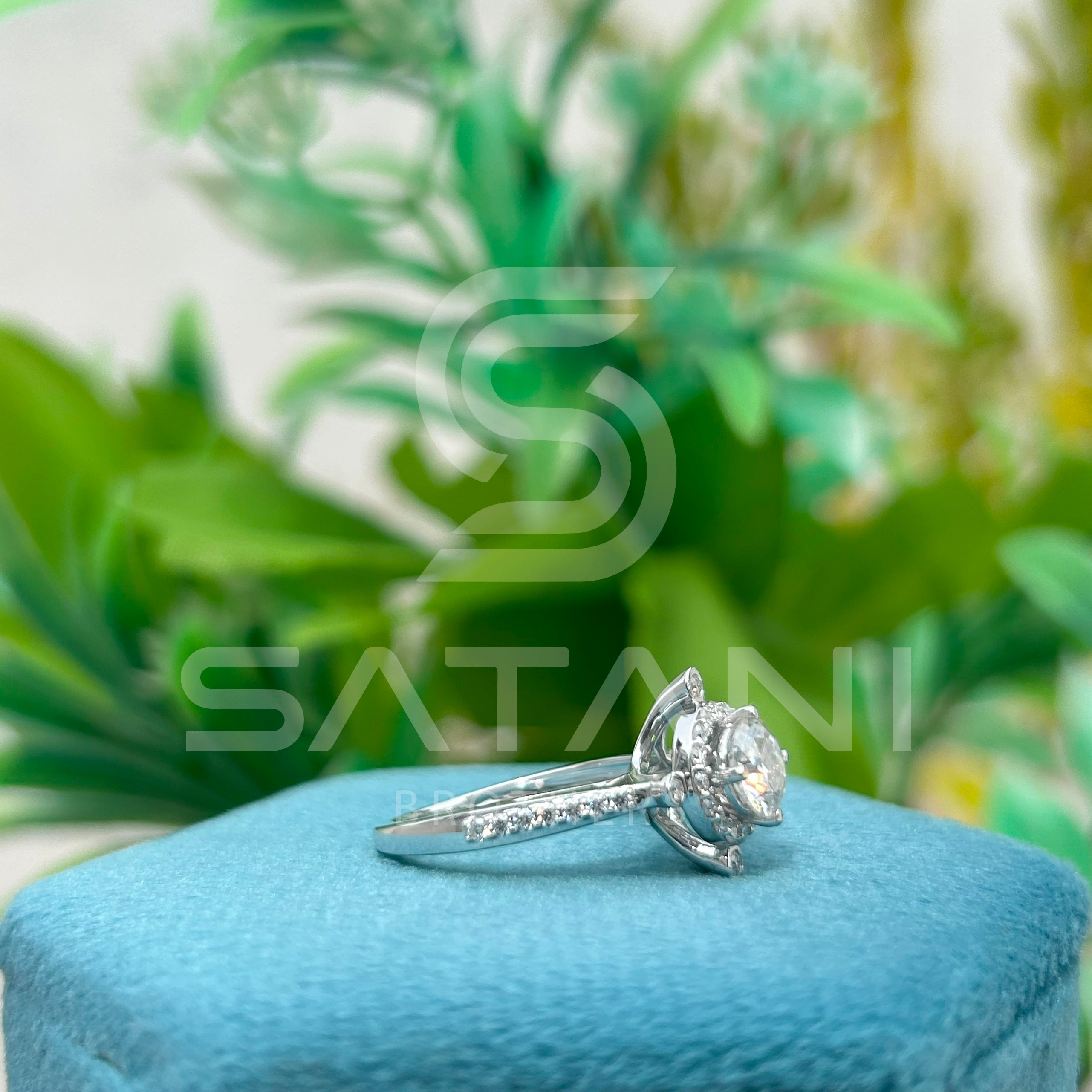 14K White Gold Vintage Halo Engagement Ring with Round Brilliant Diamond & Milgrain Detailing