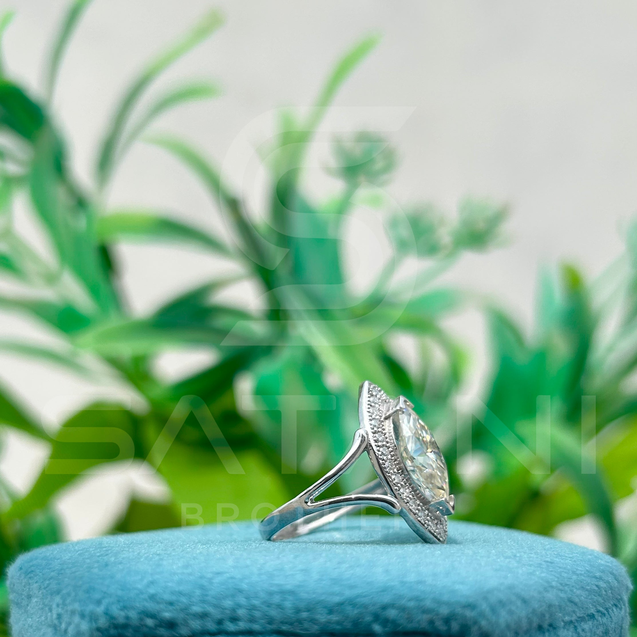 Marquise Cut Diamond Halo Ring in 925 Sterling Silver – Vintage Inspired Split Shank Engagement Ring, Elegant Solitaire with Halo Setting
