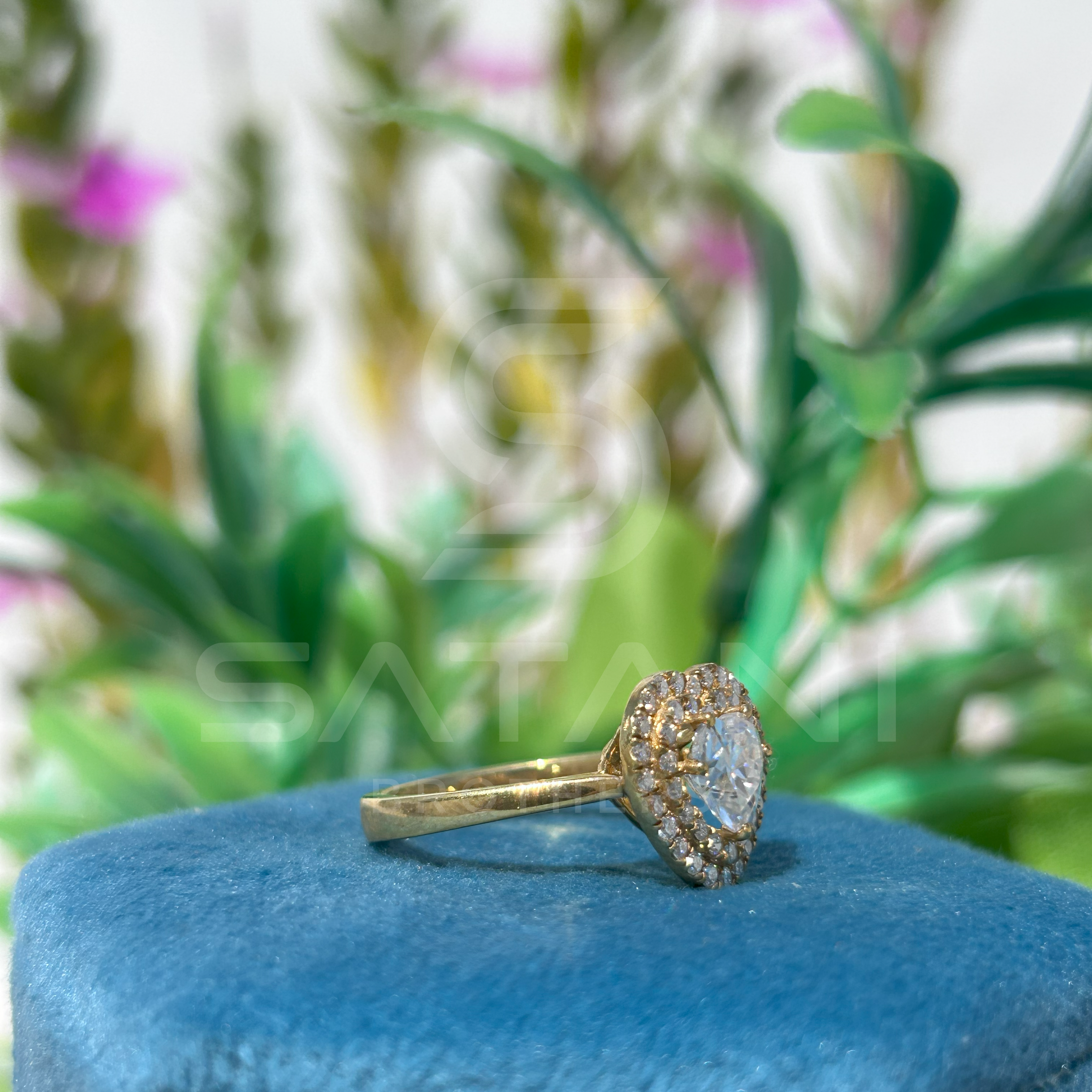 Heart-Shaped Diamond Halo Ring in Yellow Gold – Elegant and Romantic Design