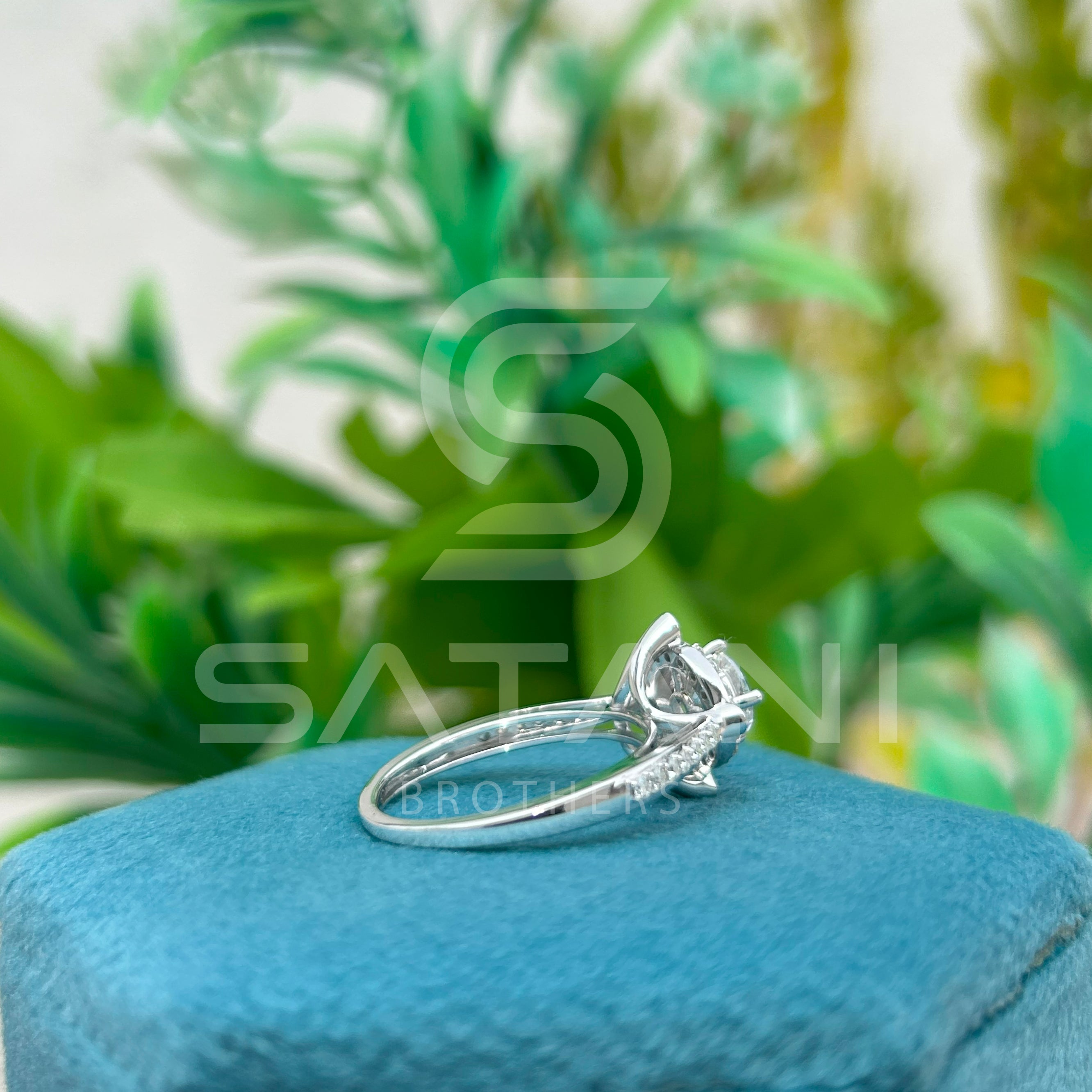 14K White Gold Vintage Halo Engagement Ring with Round Brilliant Diamond & Milgrain Detailing