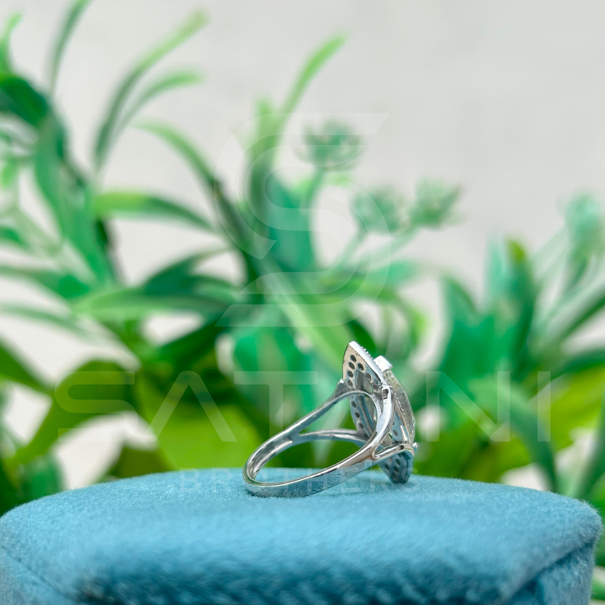Marquise Cut Diamond Halo Ring in 925 Sterling Silver – Vintage Inspired Split Shank Engagement Ring, Elegant Solitaire with Halo Setting