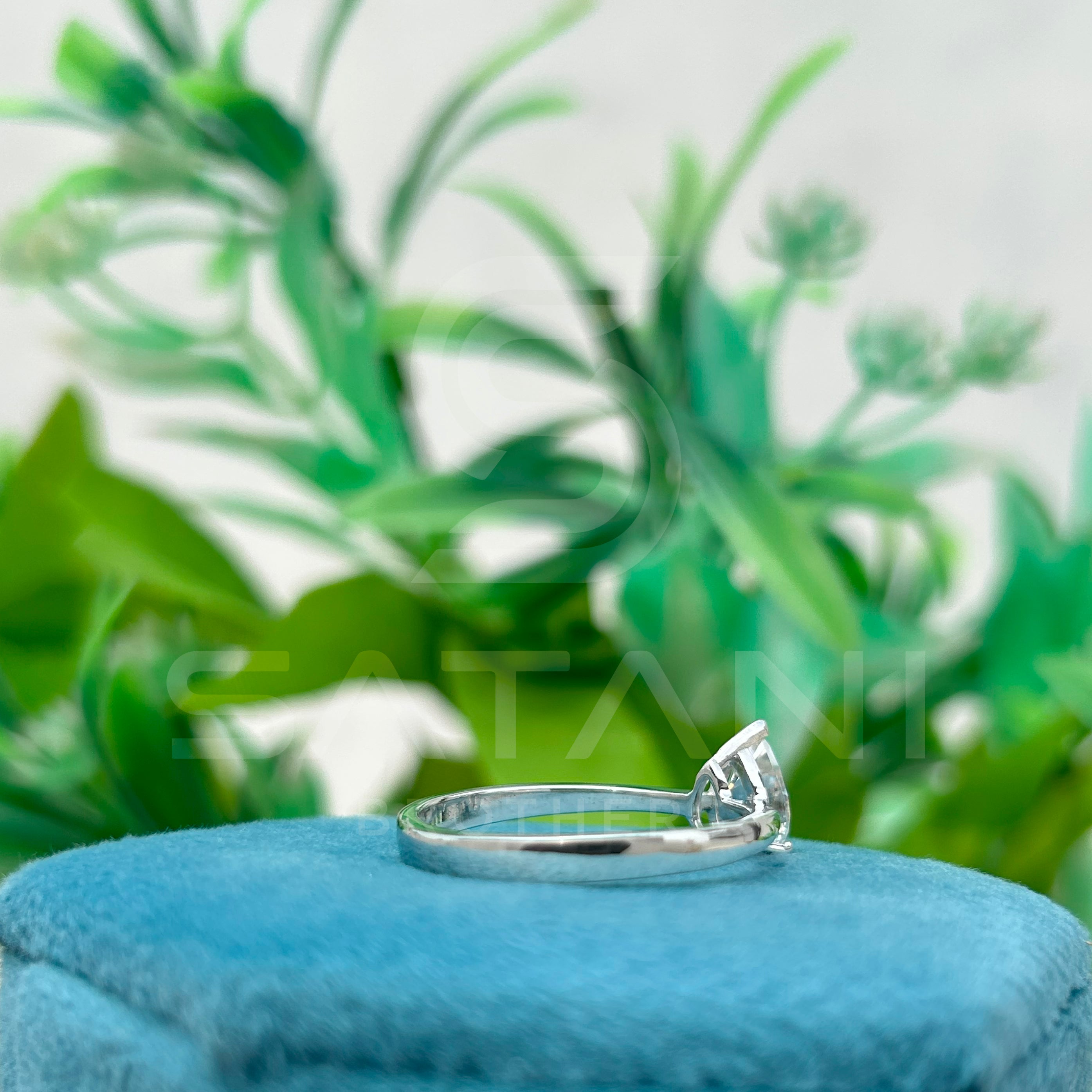 Elegant Pear-Cut Diamond Solitaire Ring in Sleek White Gold
