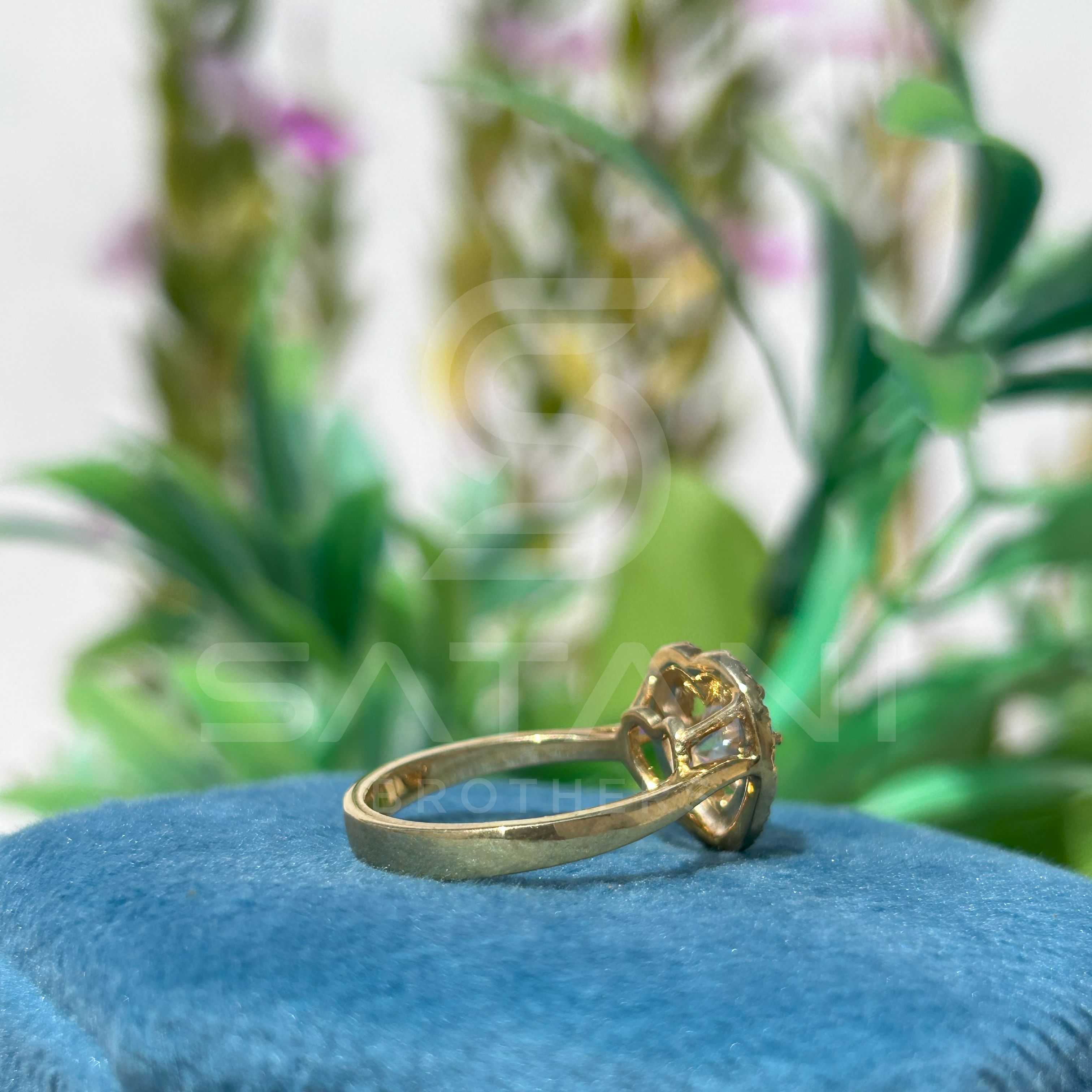 Heart-Shaped Diamond Halo Ring in Yellow Gold – Elegant and Romantic Design