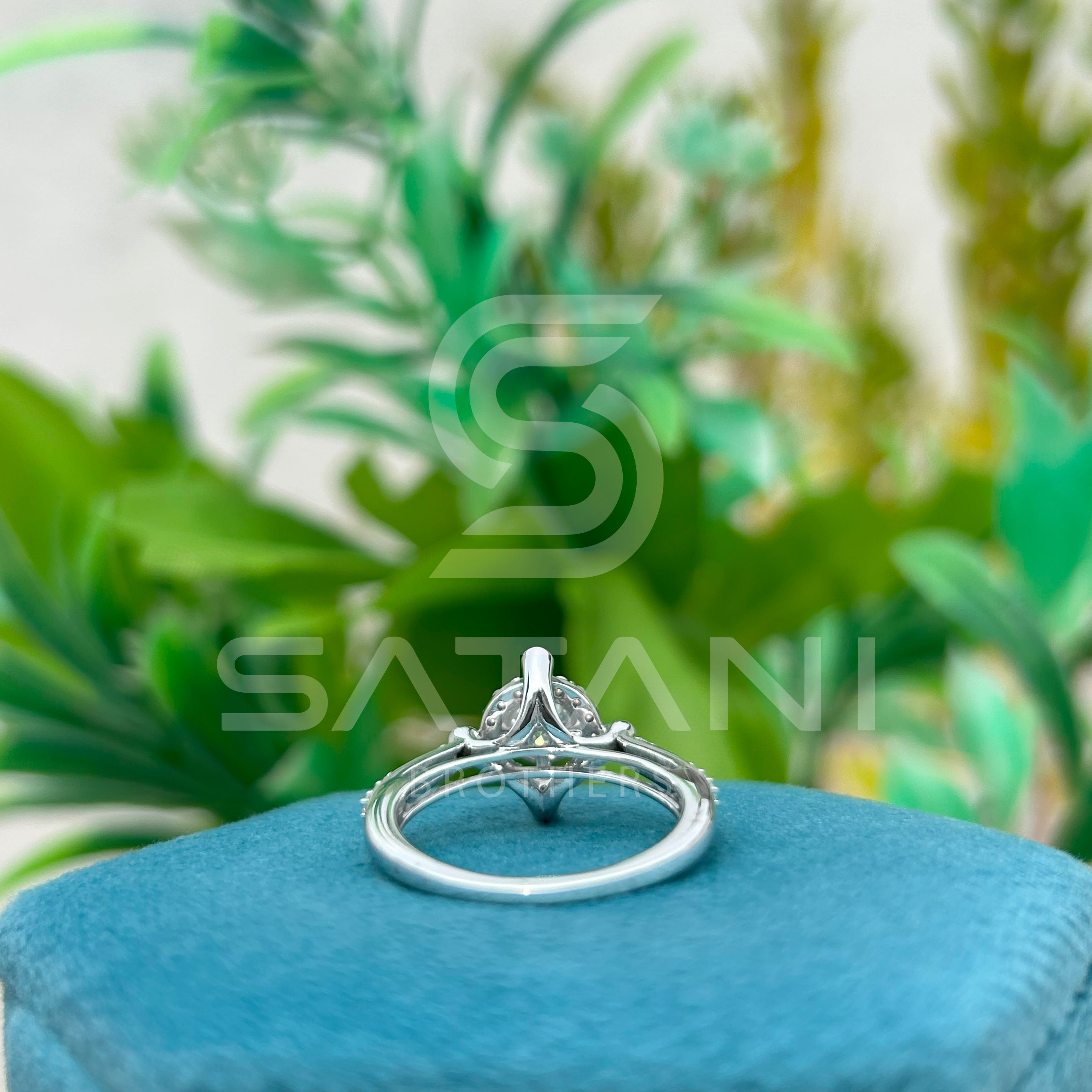 14K White Gold Vintage Halo Engagement Ring with Round Brilliant Diamond & Milgrain Detailing