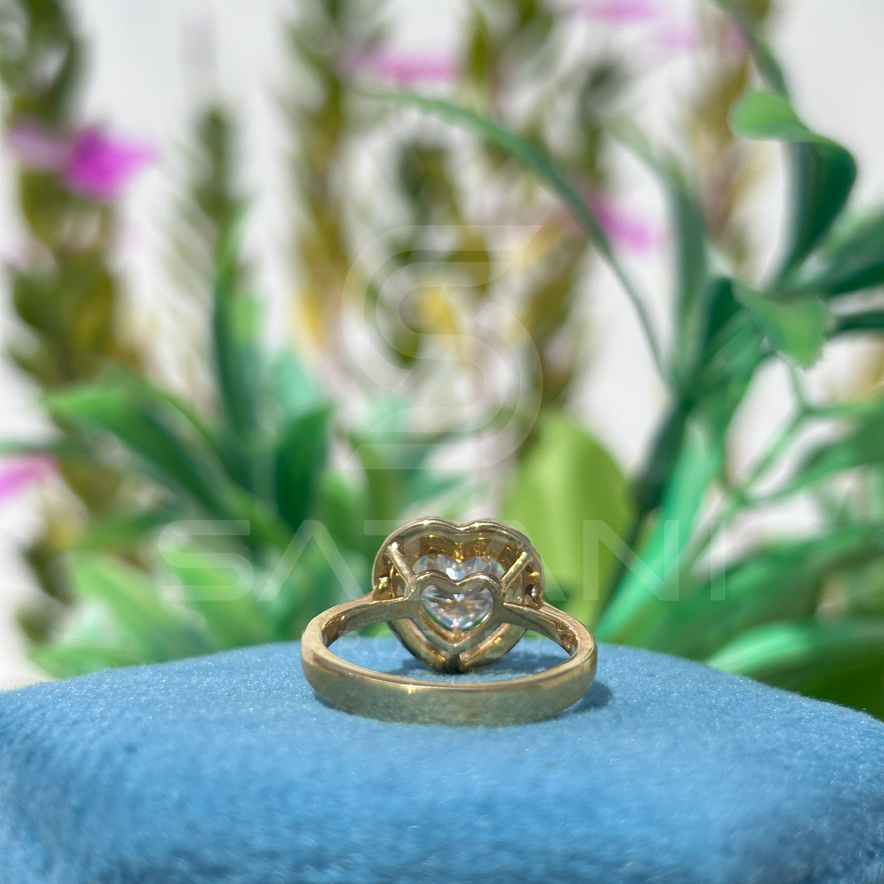 Heart-Shaped Diamond Halo Ring in Yellow Gold – Elegant and Romantic Design