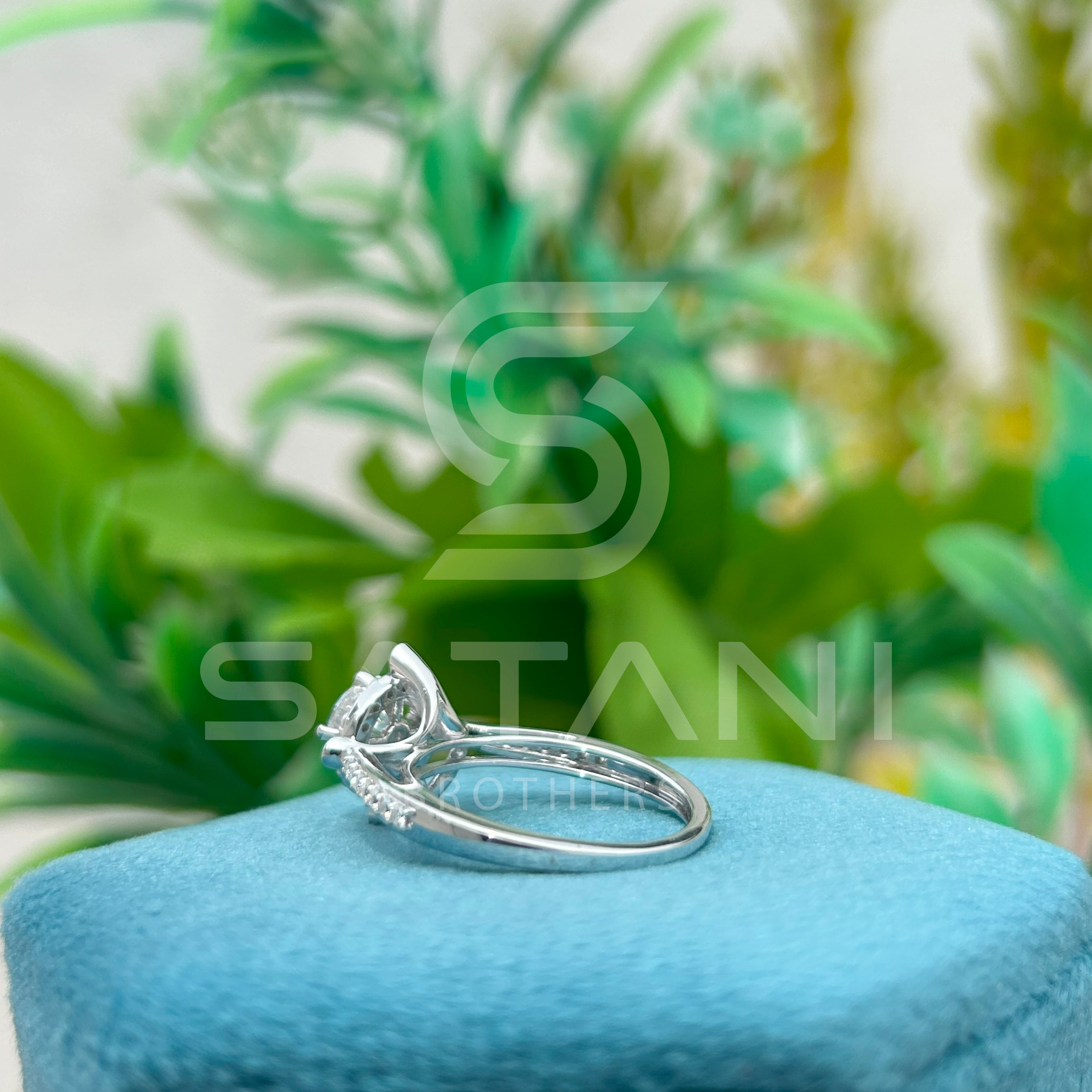 14K White Gold Vintage Halo Engagement Ring with Round Brilliant Diamond & Milgrain Detailing