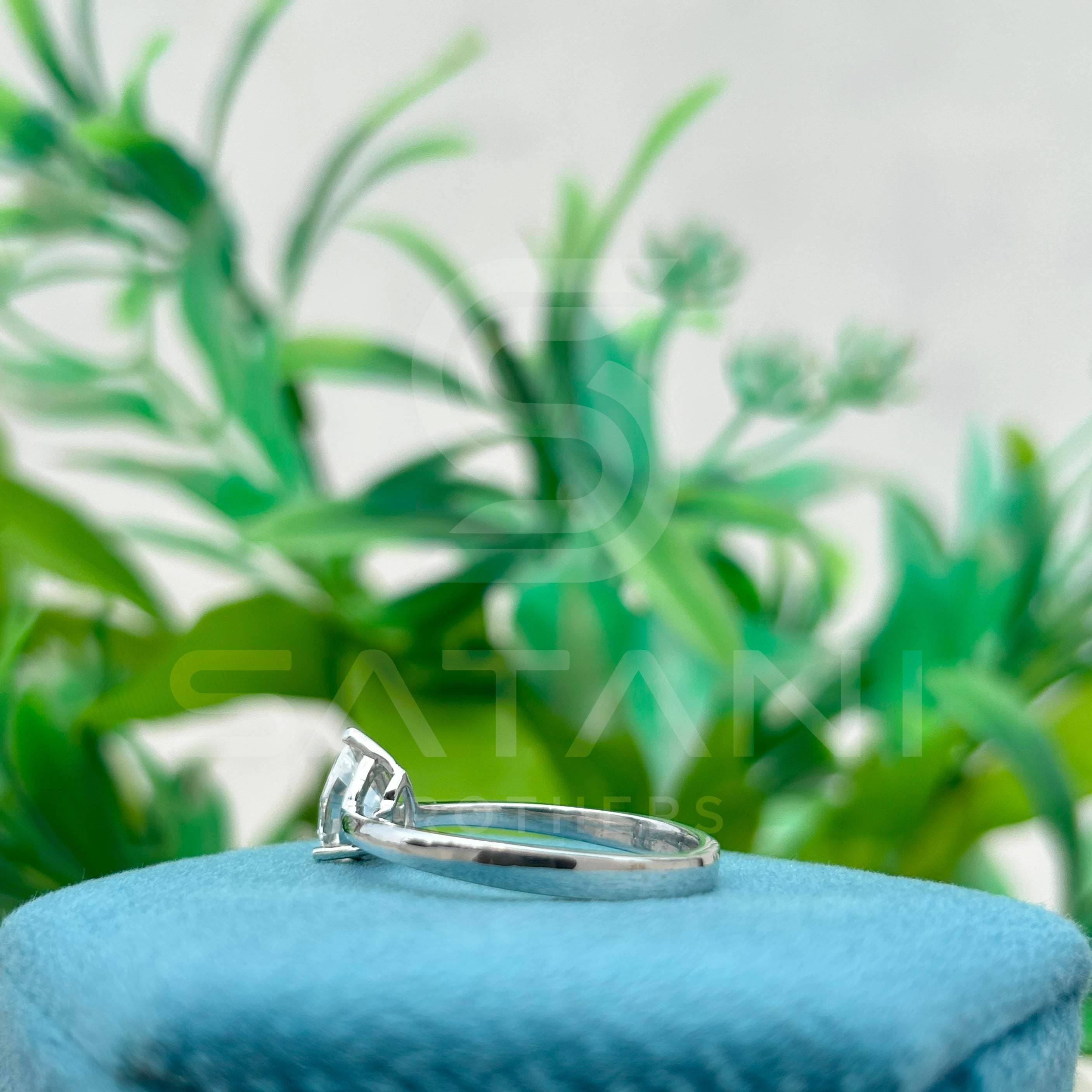 Elegant Pear-Cut Diamond Solitaire Ring in Sleek White Gold