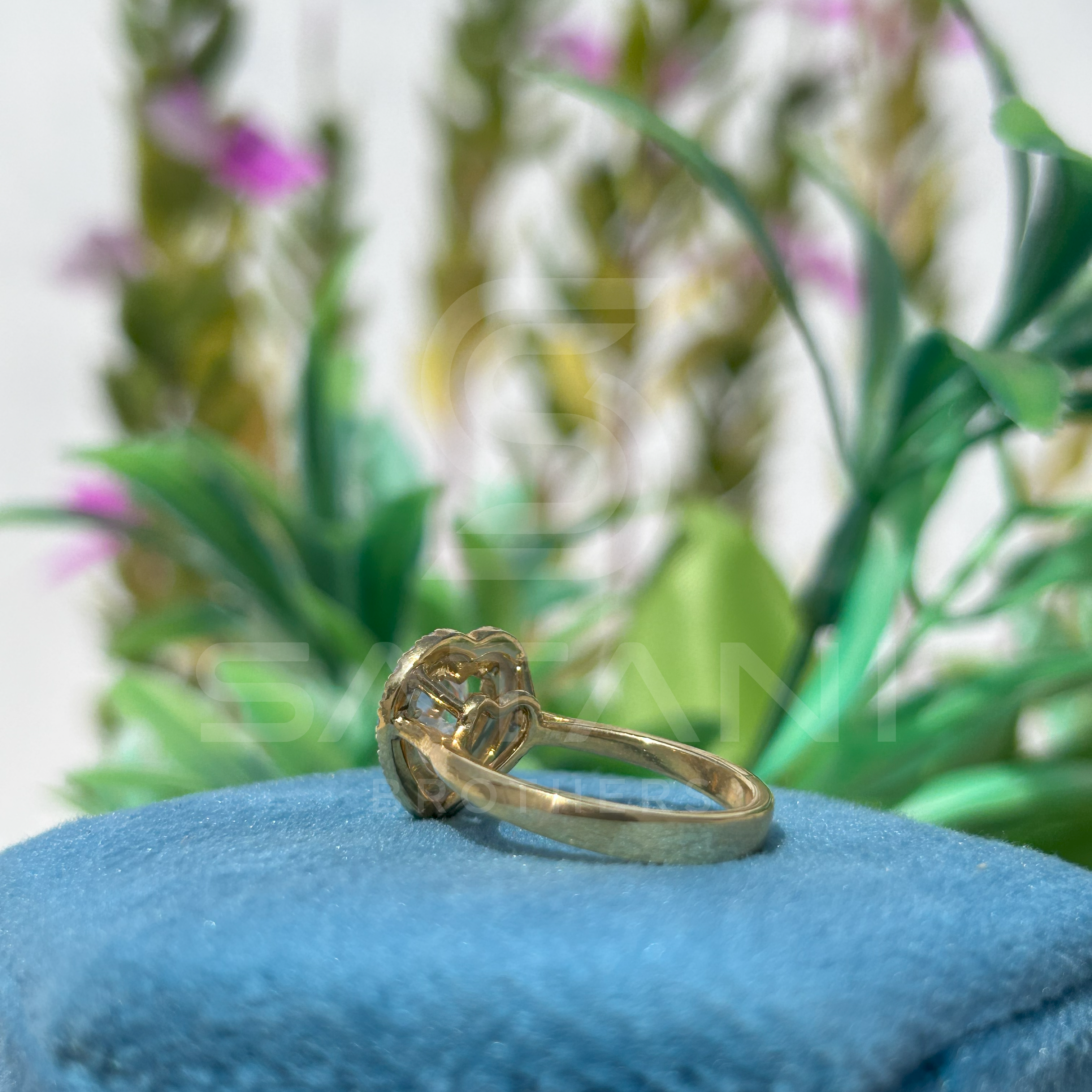 Heart-Shaped Diamond Halo Ring in Yellow Gold – Elegant and Romantic Design