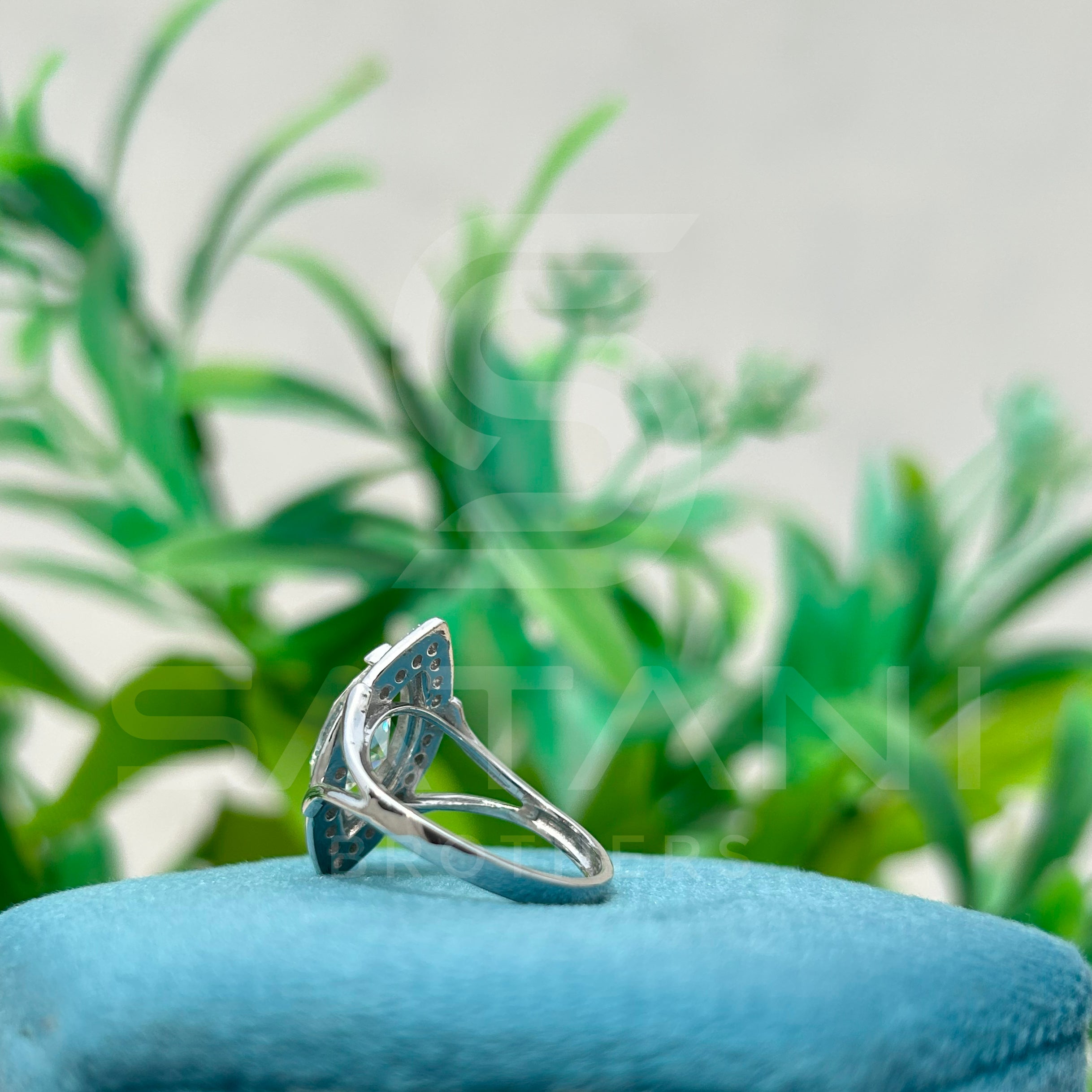 Marquise Cut Diamond Halo Ring in 925 Sterling Silver – Vintage Inspired Split Shank Engagement Ring, Elegant Solitaire with Halo Setting