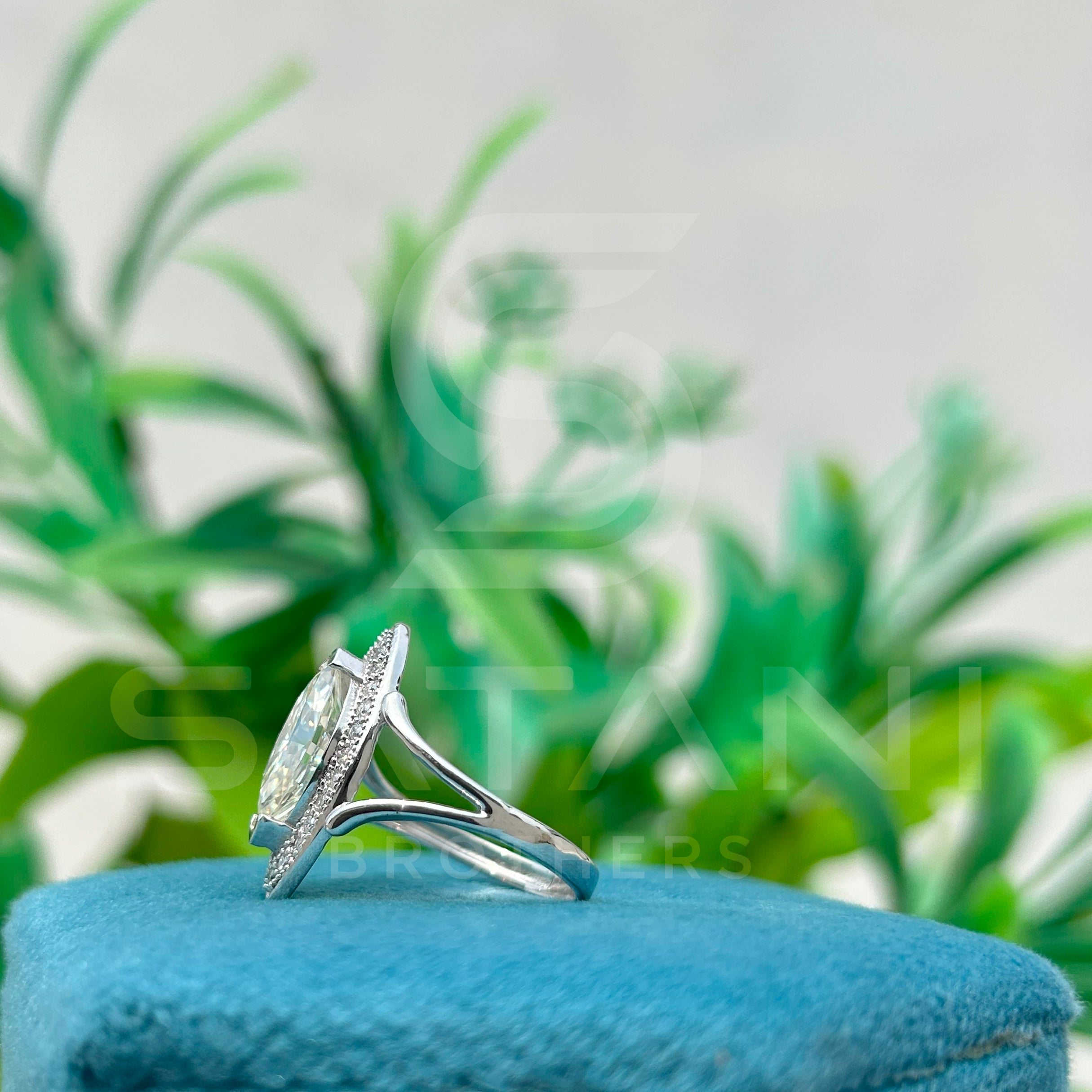 Marquise Cut Diamond Halo Ring in 925 Sterling Silver – Vintage Inspired Split Shank Engagement Ring, Elegant Solitaire with Halo Setting