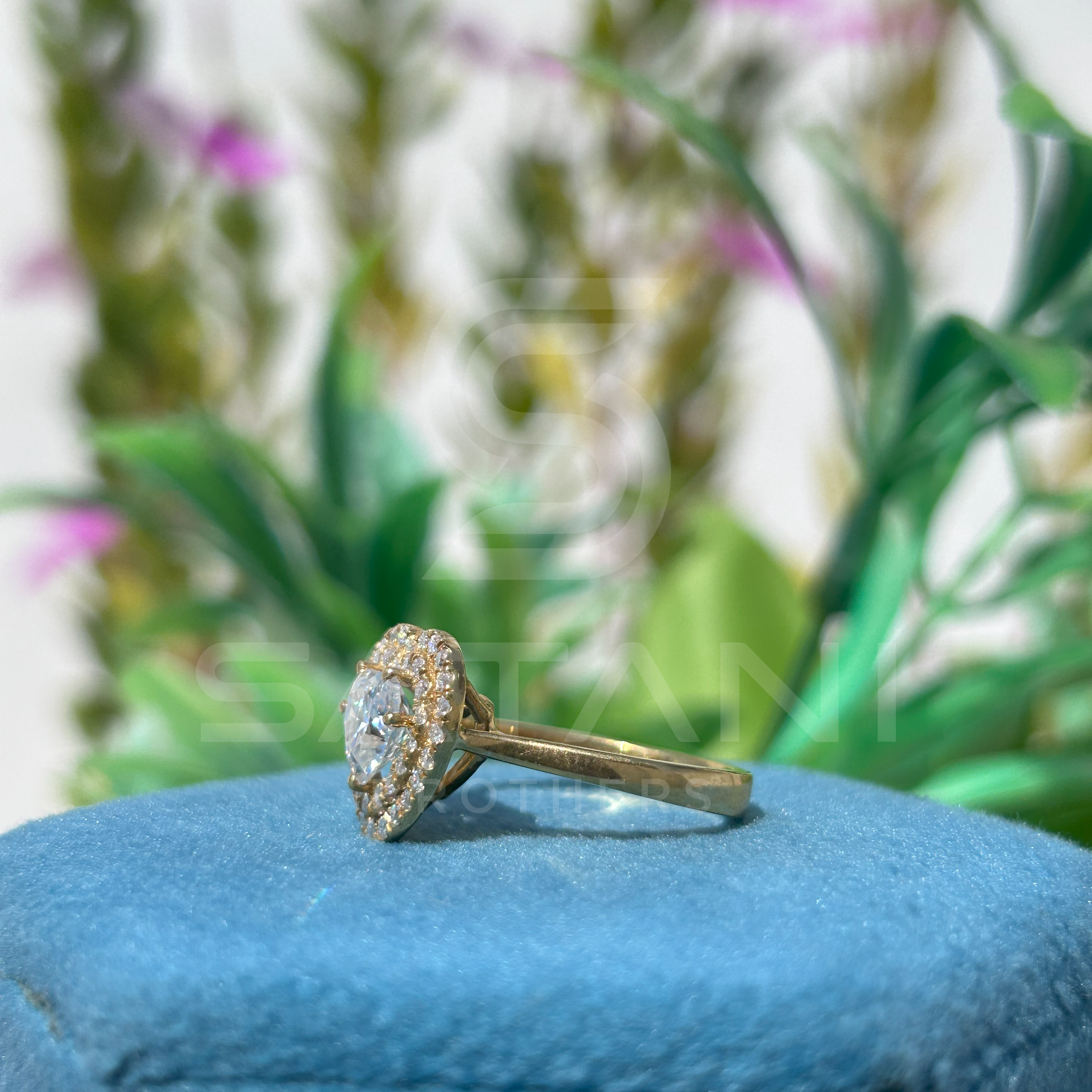Heart-Shaped Diamond Halo Ring in Yellow Gold – Elegant and Romantic Design