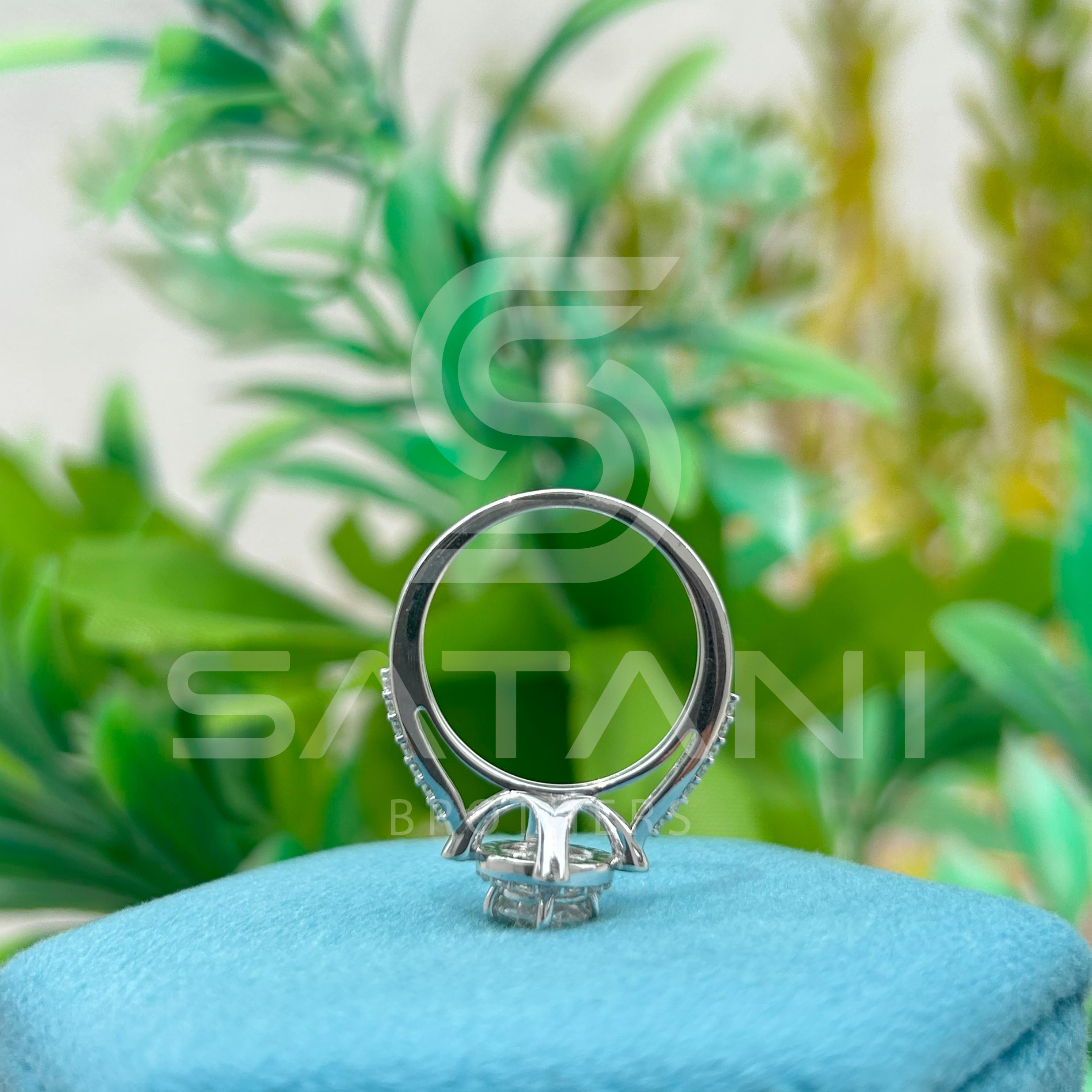 14K White Gold Vintage Halo Engagement Ring with Round Brilliant Diamond & Milgrain Detailing
