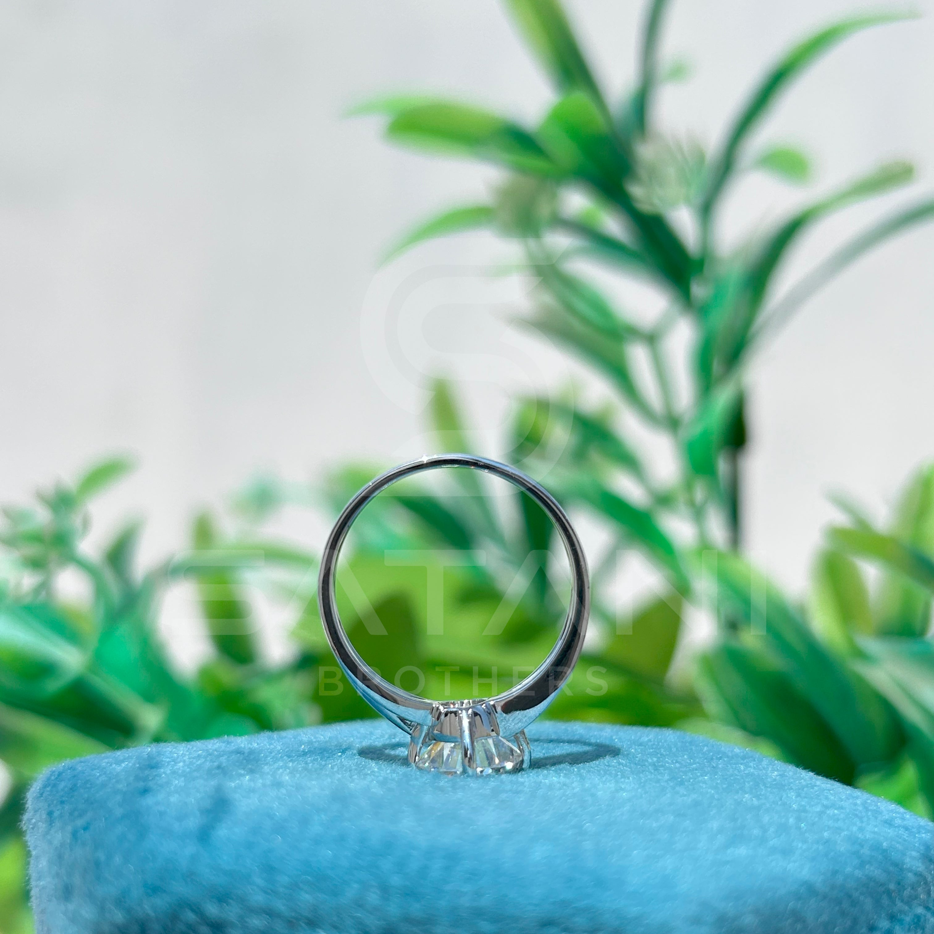 Round Cut Solitaire Diamond Engagement Ring in White Gold