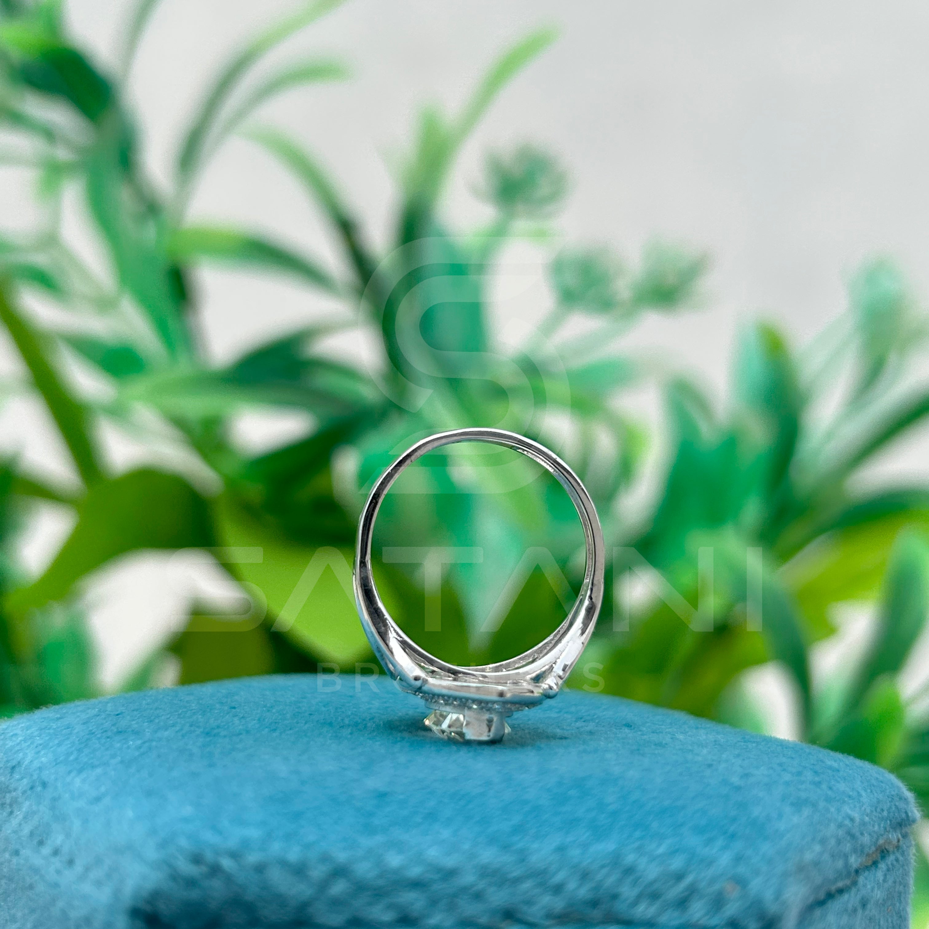 Marquise Cut Diamond Halo Ring in 925 Sterling Silver – Vintage Inspired Split Shank Engagement Ring, Elegant Solitaire with Halo Setting