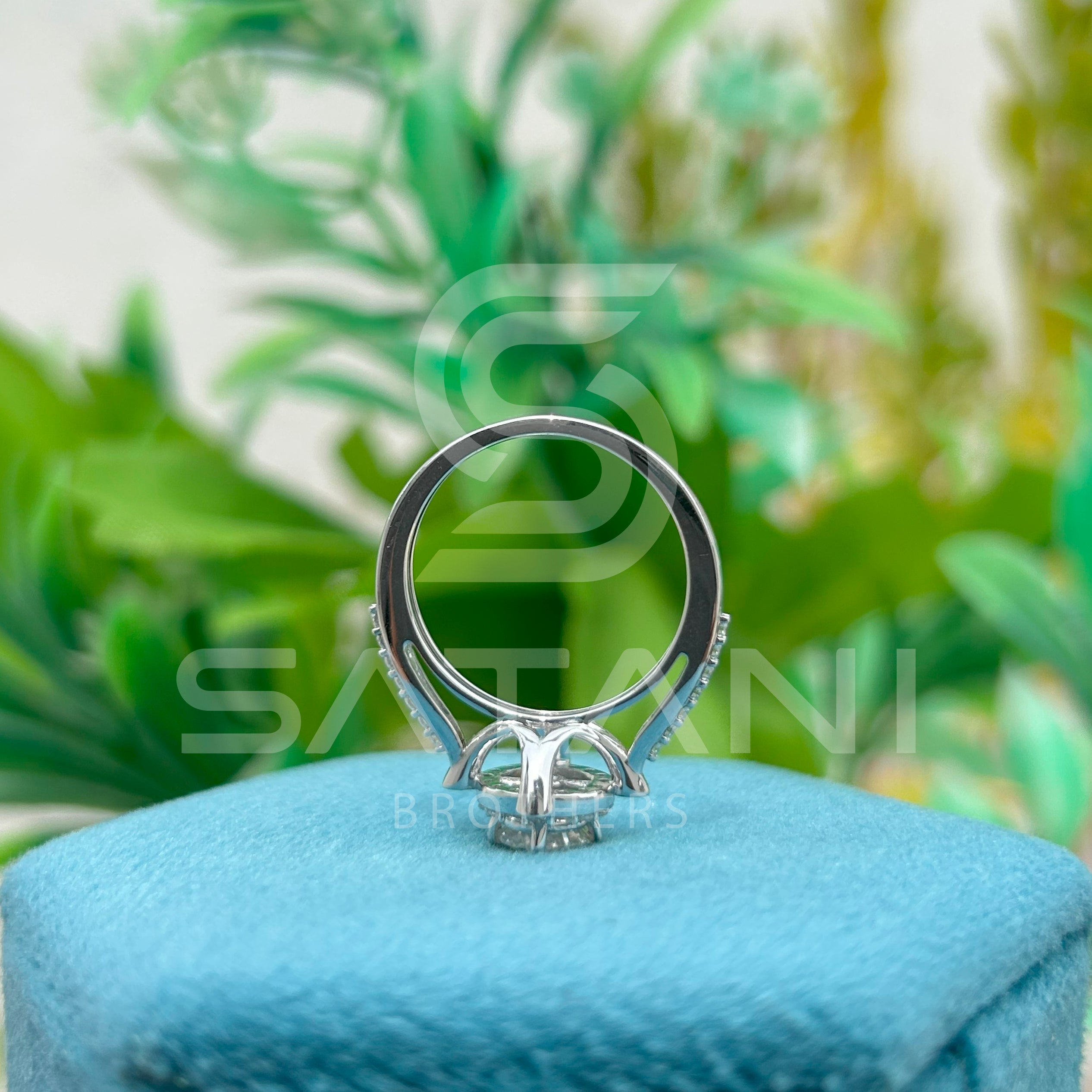 14K White Gold Vintage Halo Engagement Ring with Round Brilliant Diamond & Milgrain Detailing