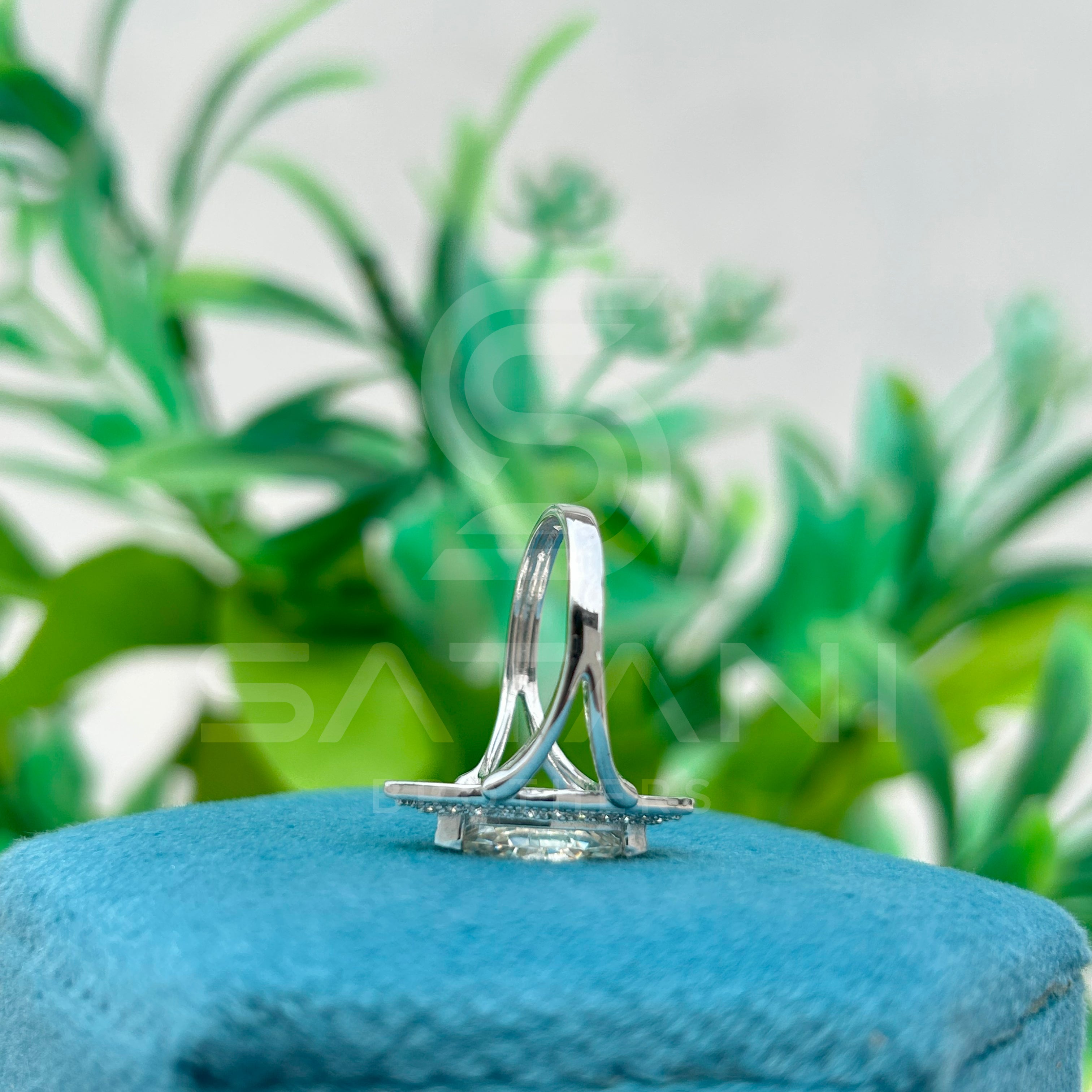 Marquise Cut Diamond Halo Ring in 925 Sterling Silver – Vintage Inspired Split Shank Engagement Ring, Elegant Solitaire with Halo Setting