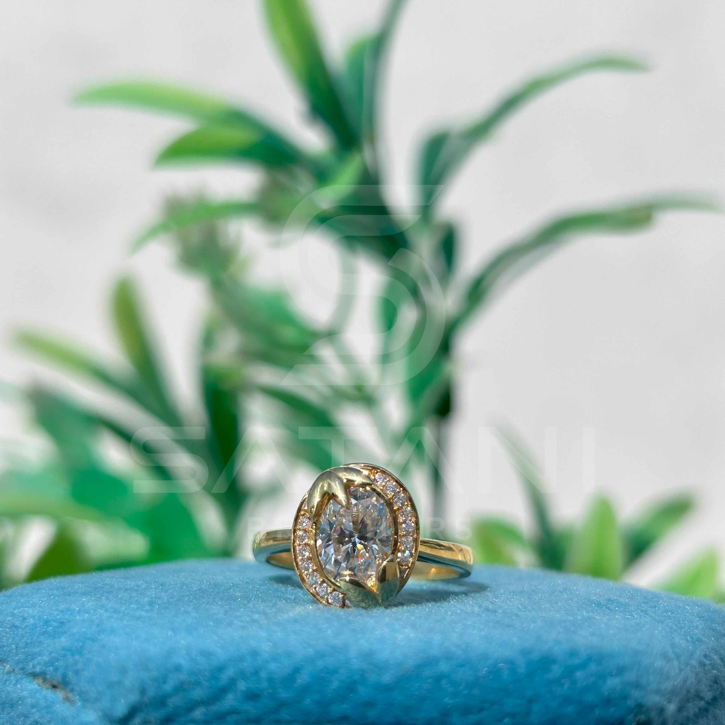 Round Diamond Leaf Halo Ring in Yellow Gold