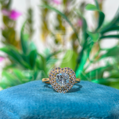 Heart-Shaped Diamond Halo Ring in Yellow Gold – Elegant and Romantic Design