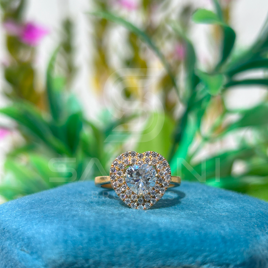 Heart-Shaped Diamond Halo Ring in Yellow Gold – Elegant and Romantic Design