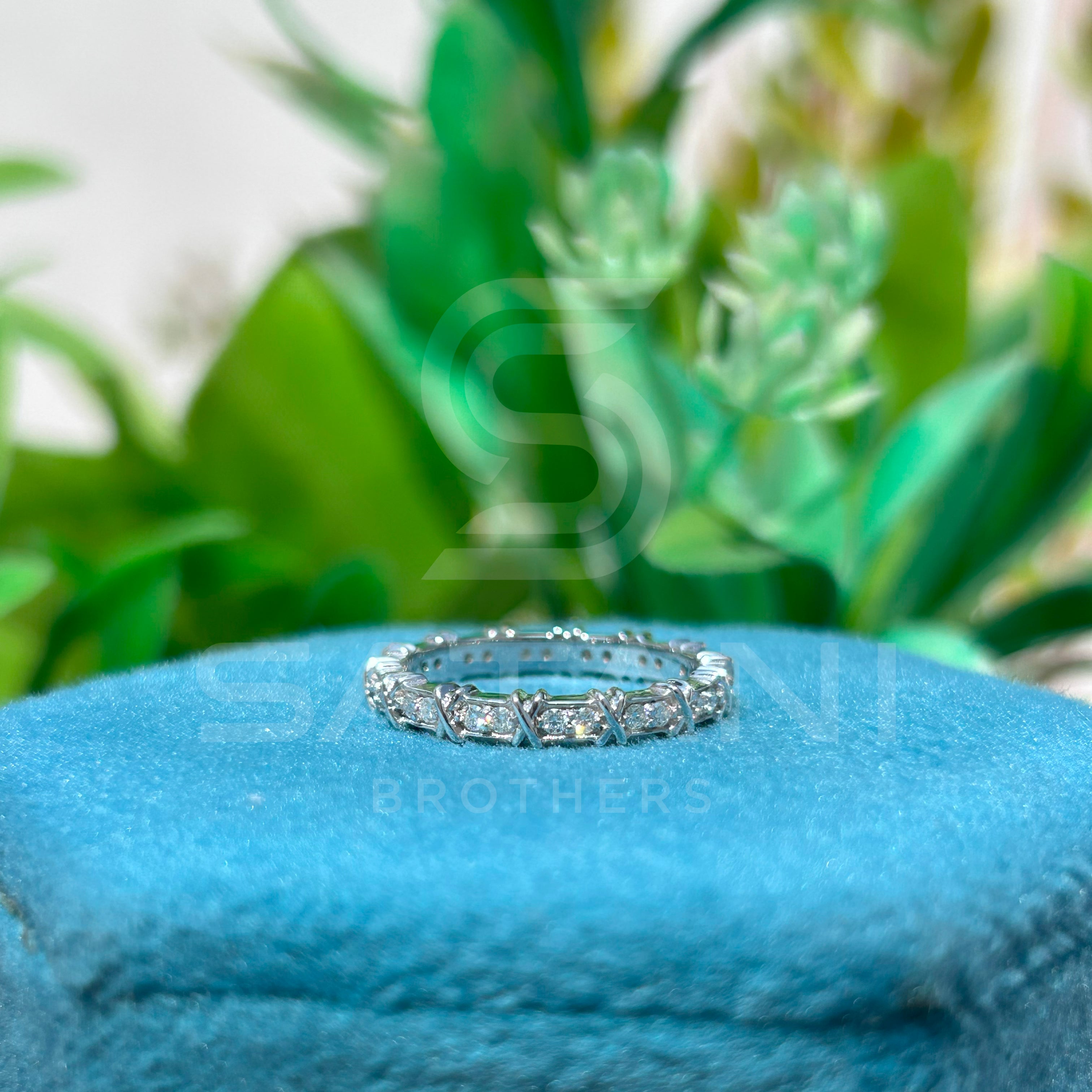 Dazzling Round Diamond White Gold Wedding Band