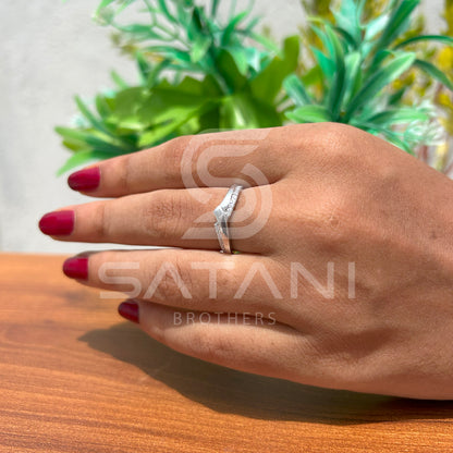 "Modern Crossover Diamond Band – Sleek Twist Design with Pave Accents"