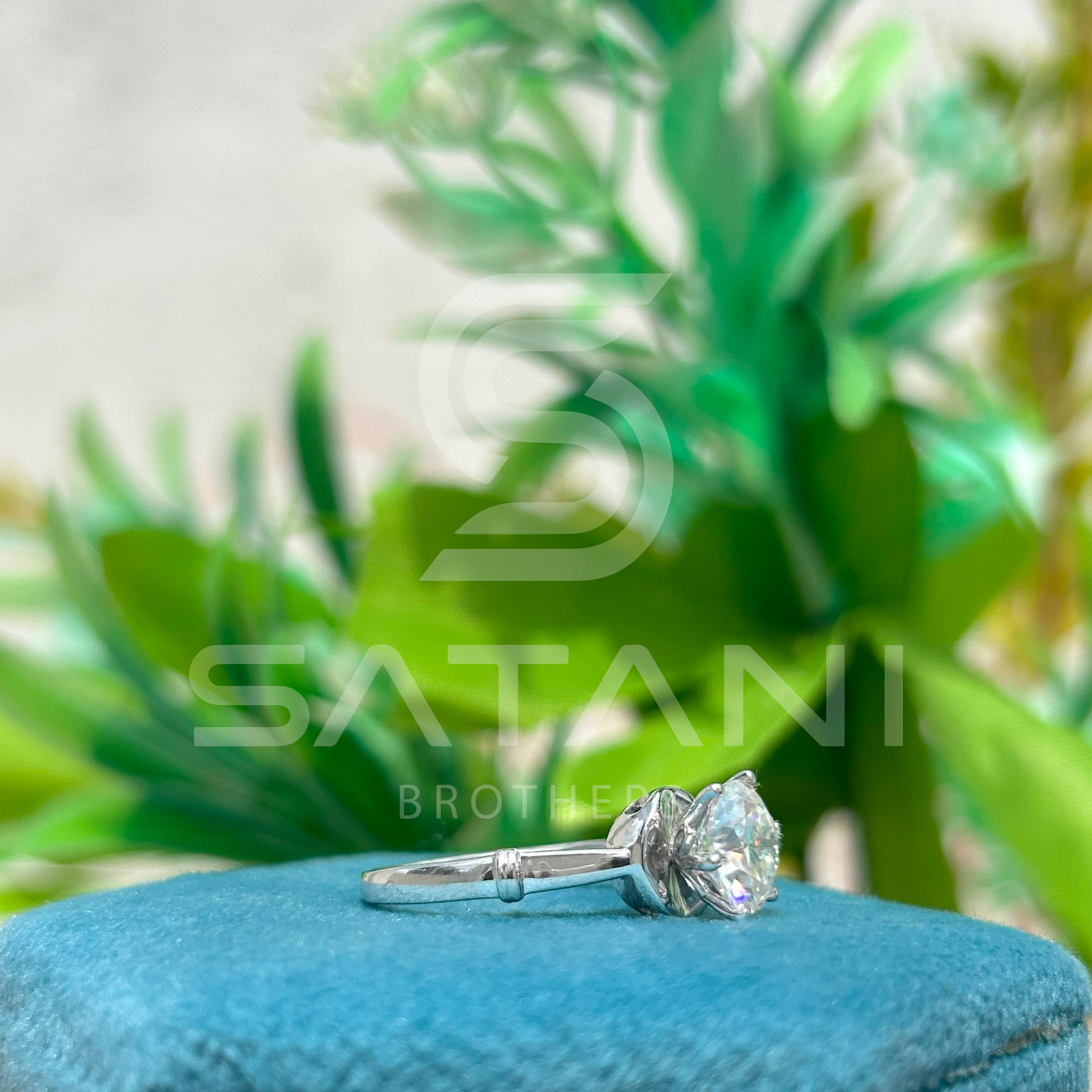 Vintage Solitaire Engagement Ring – Round Brilliant Diamond in Classic Six-Prong White Gold Setting