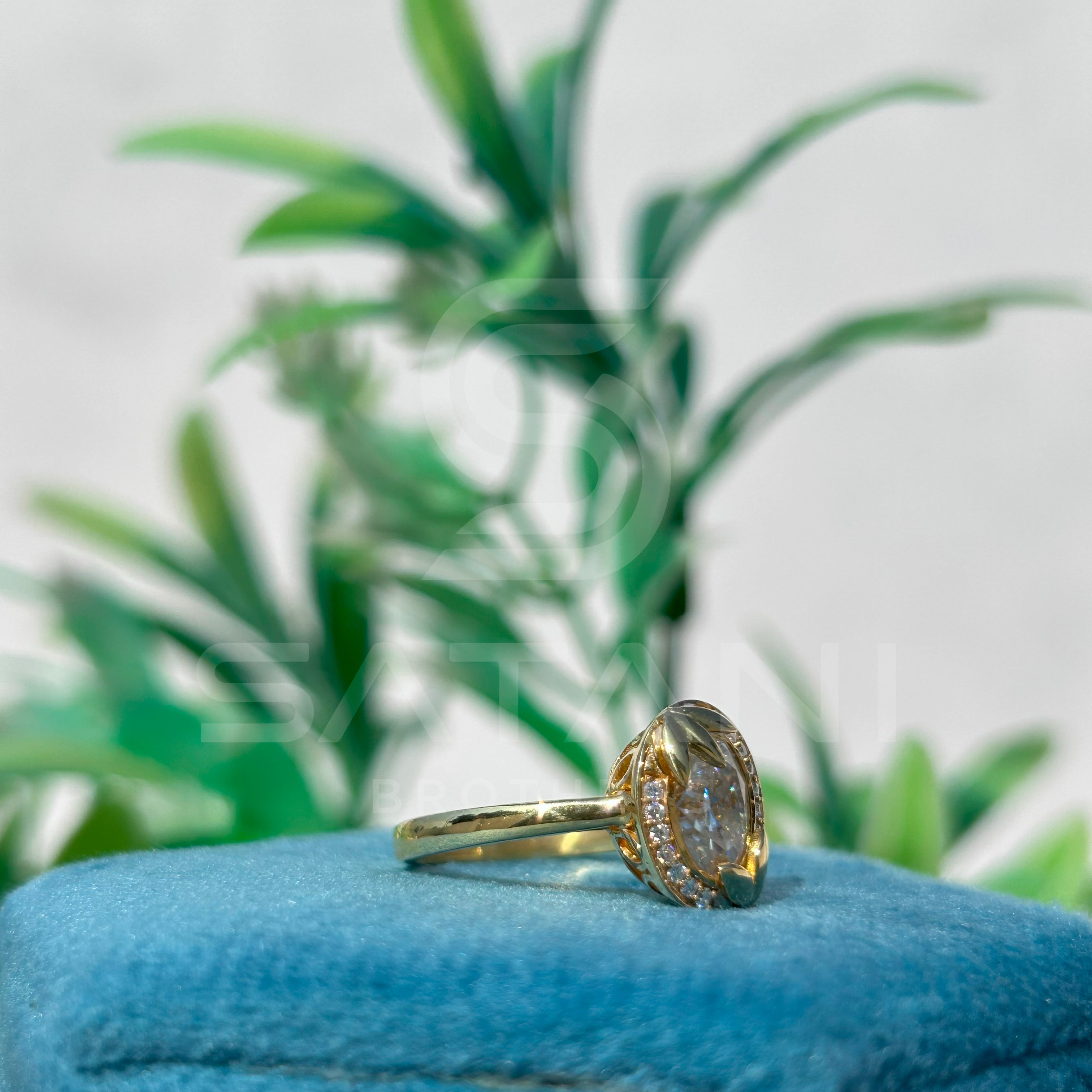 Round Diamond Leaf Halo Ring in Yellow Gold