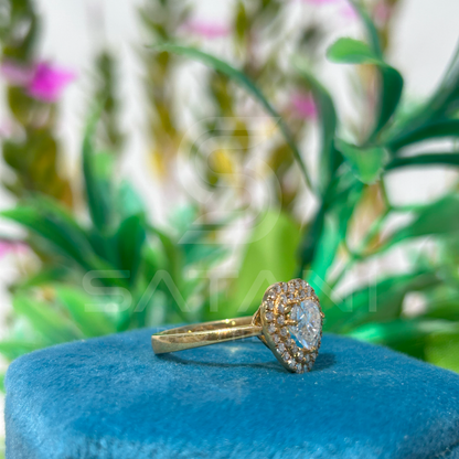 Heart-Shaped Diamond Halo Ring in Yellow Gold – Elegant and Romantic Design