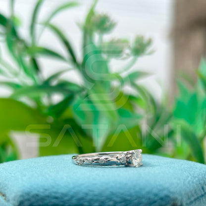 "Round Cut Solitaire Ring with Side Accents – Elegant Engagement Design"