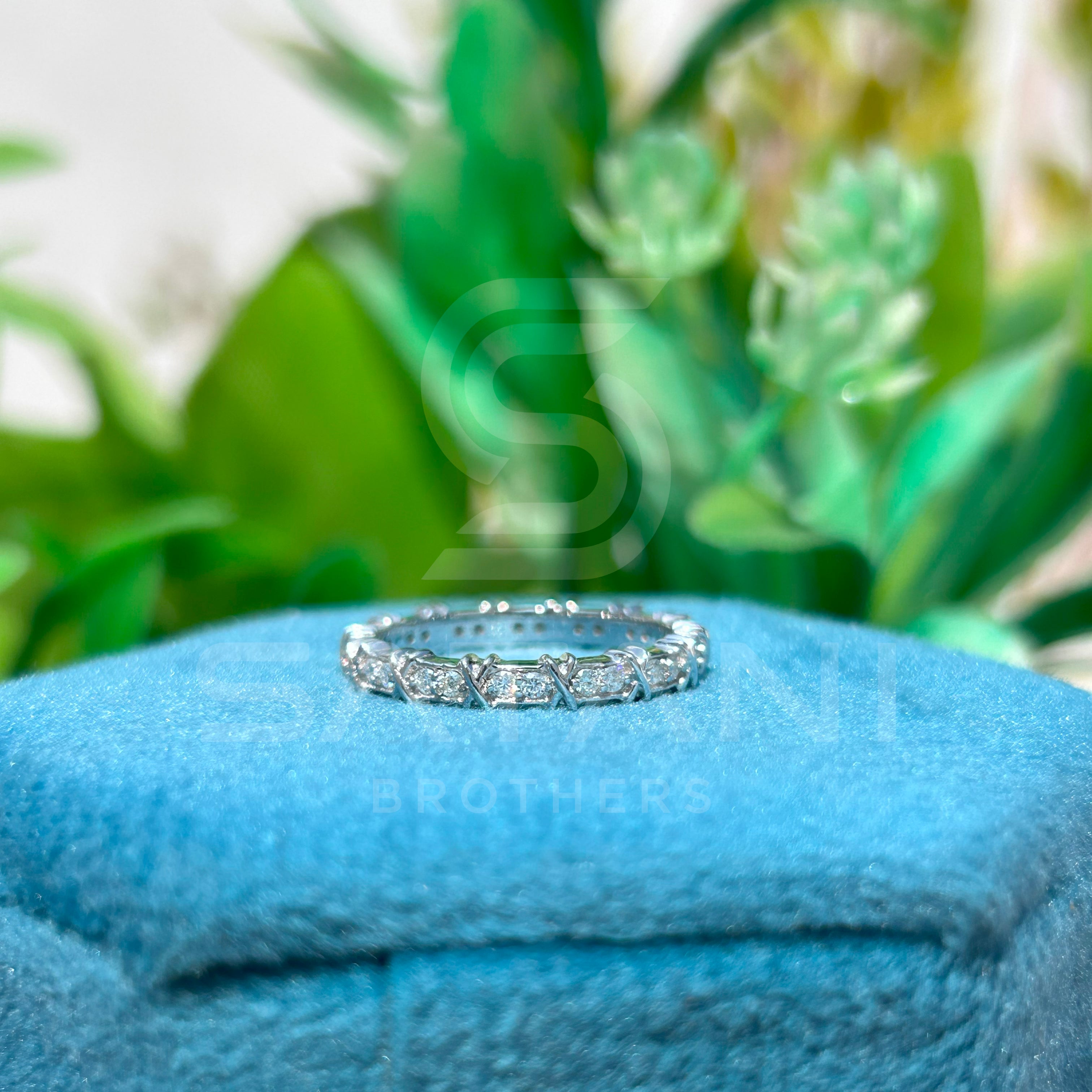 Dazzling Round Diamond White Gold Wedding Band