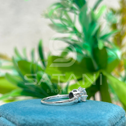 Vintage Solitaire Engagement Ring – Round Brilliant Diamond in Classic Six-Prong White Gold Setting