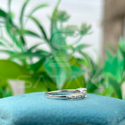 "Round Cut Solitaire Ring with Side Accents – Elegant Engagement Design"