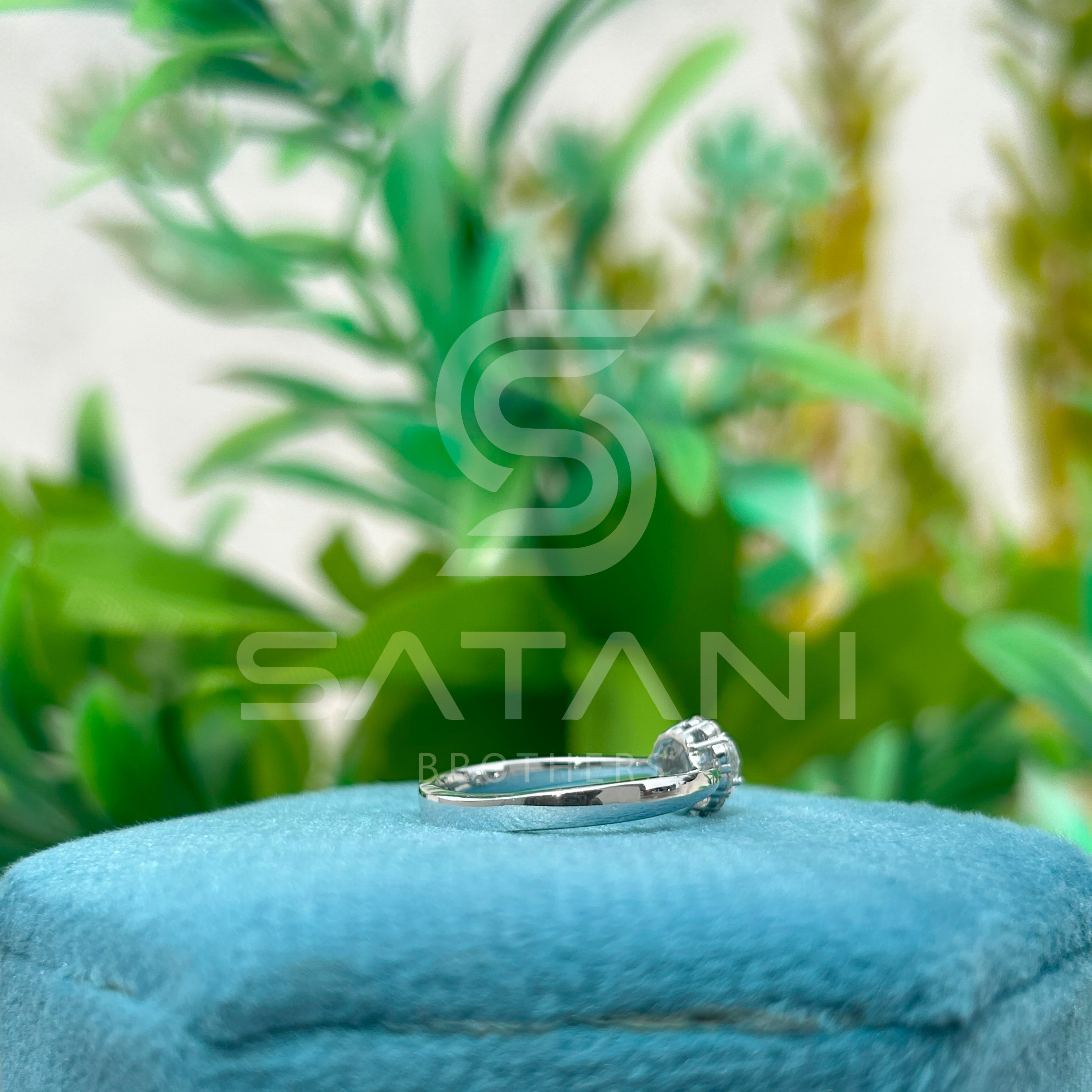 "Heart Shape Diamond Engagement Ring – Halo Design in White Gold"