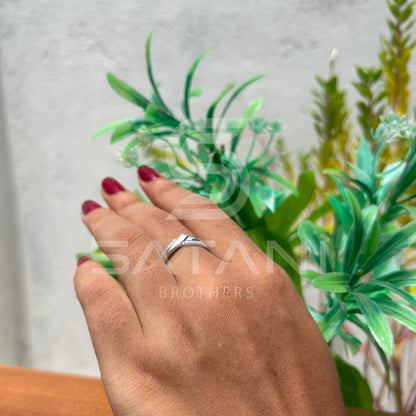"Modern Crossover Diamond Band – Sleek Twist Design with Pave Accents"