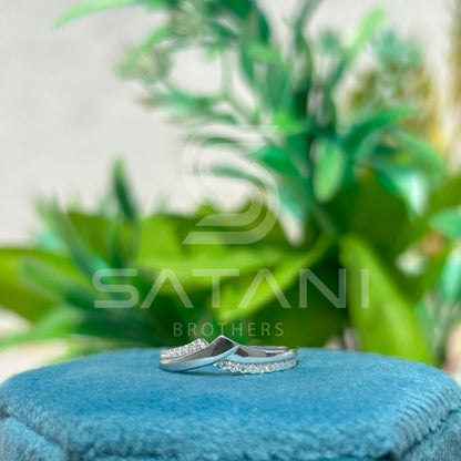 "Modern Crossover Diamond Band – Sleek Twist Design with Pave Accents"