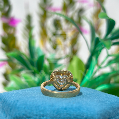 Heart-Shaped Diamond Halo Ring in Yellow Gold – Elegant and Romantic Design