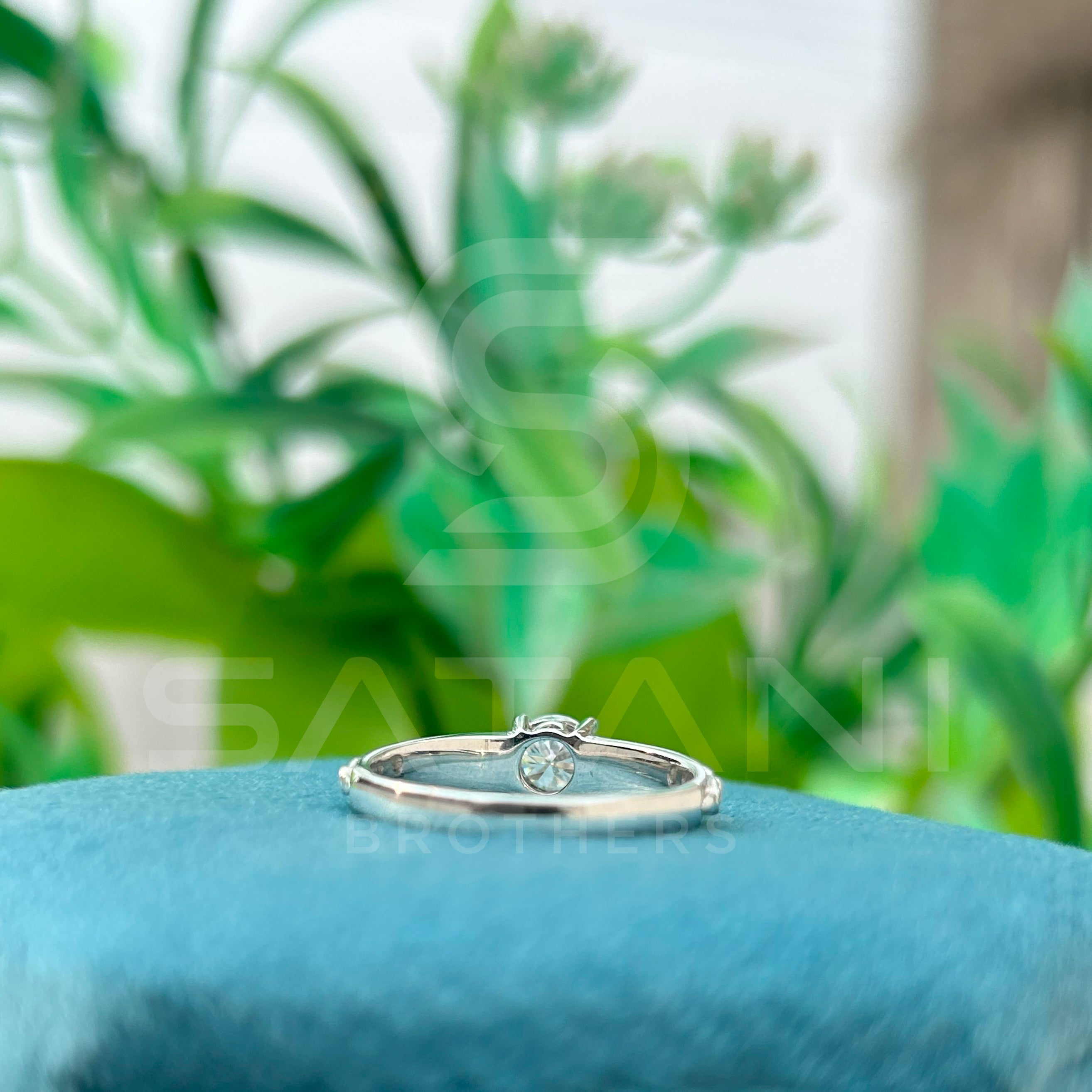"Round Cut Solitaire Ring with Side Accents – Elegant Engagement Design"