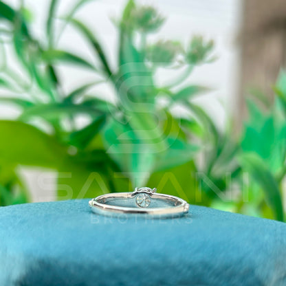 "Round Cut Solitaire Ring with Side Accents – Elegant Engagement Design"
