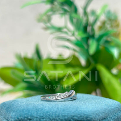 "Modern Crossover Diamond Band – Sleek Twist Design with Pave Accents"