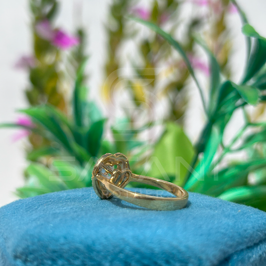 Heart-Shaped Diamond Halo Ring in Yellow Gold – Elegant and Romantic Design