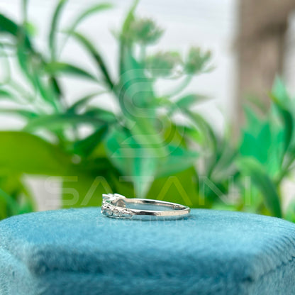 "Round Cut Solitaire Ring with Side Accents – Elegant Engagement Design"