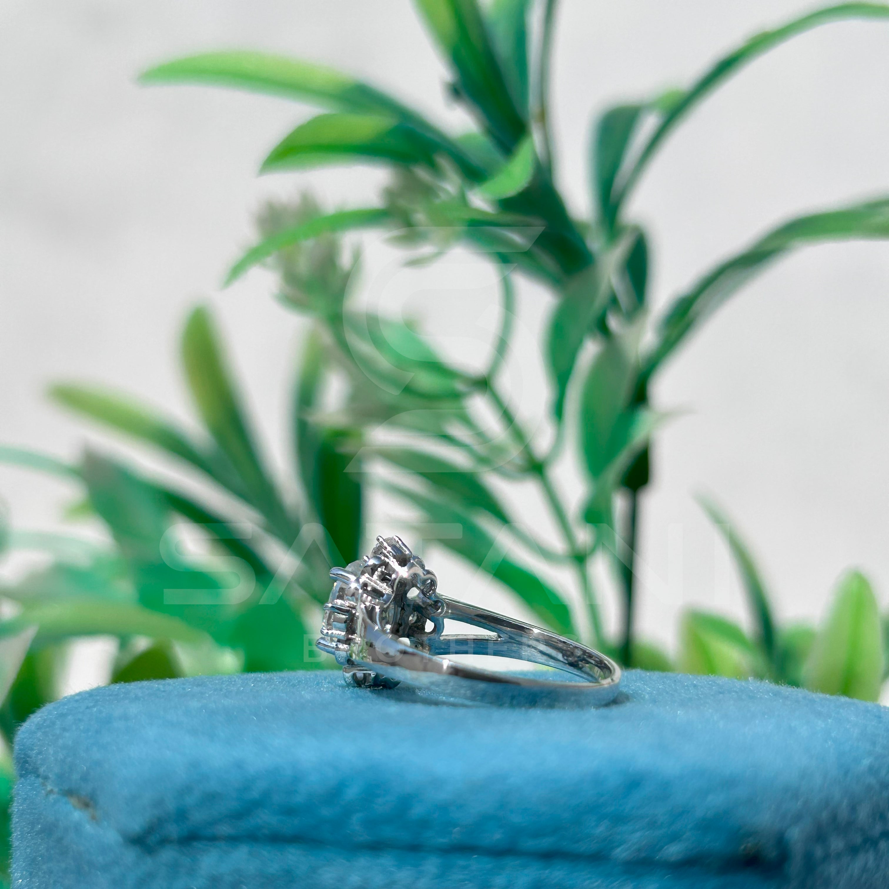 Oval Diamond Cluster Ring – Unique Flower Halo Engagement Ring