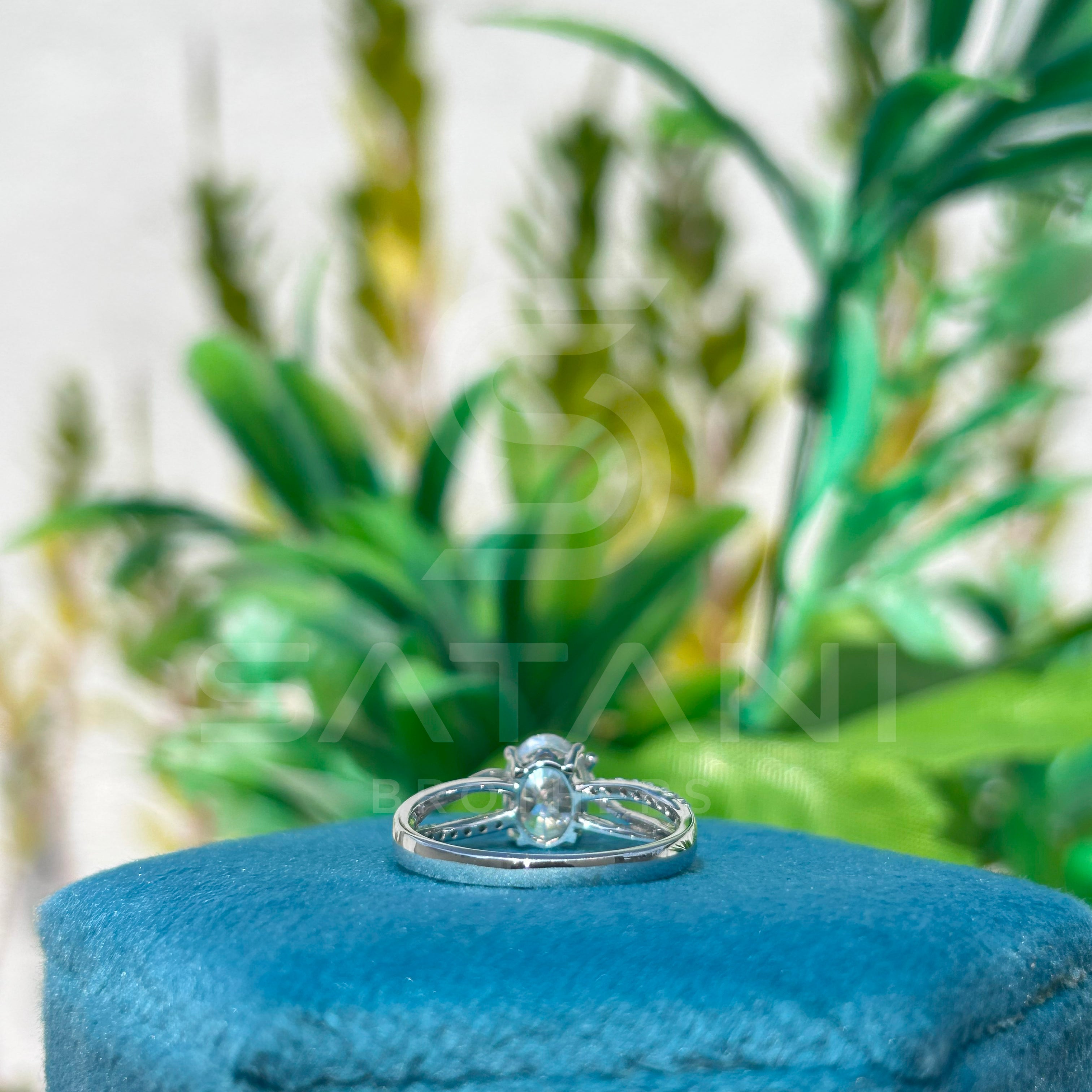 Eternal Glow – Oval Cut Moissanite Ring in Timeless Elegance