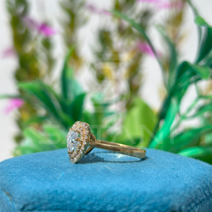 Heart-Shaped Diamond Halo Ring in Yellow Gold – Elegant and Romantic Design