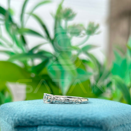 "Round Cut Solitaire Ring with Side Accents – Elegant Engagement Design"