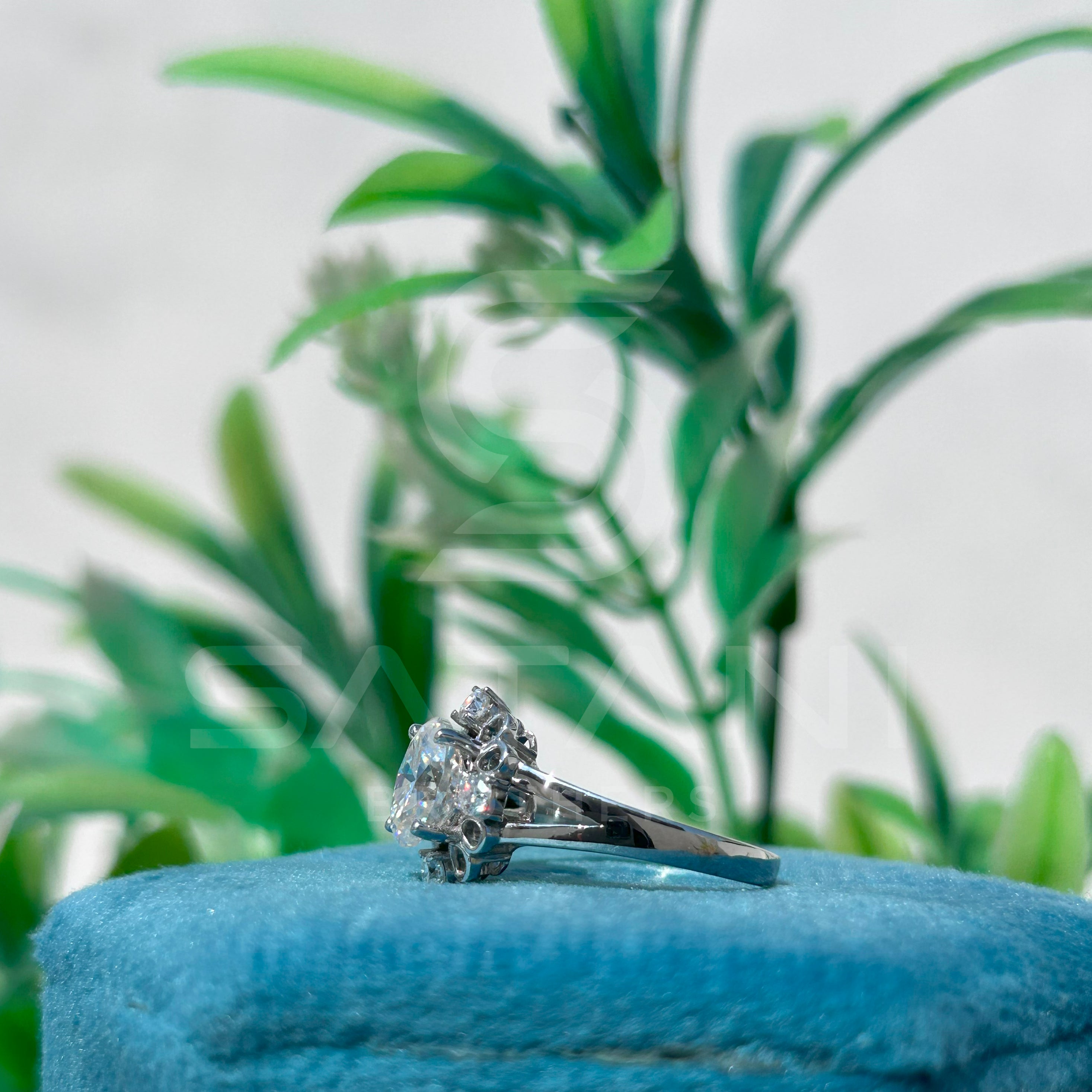Oval Diamond Cluster Ring – Unique Flower Halo Engagement Ring