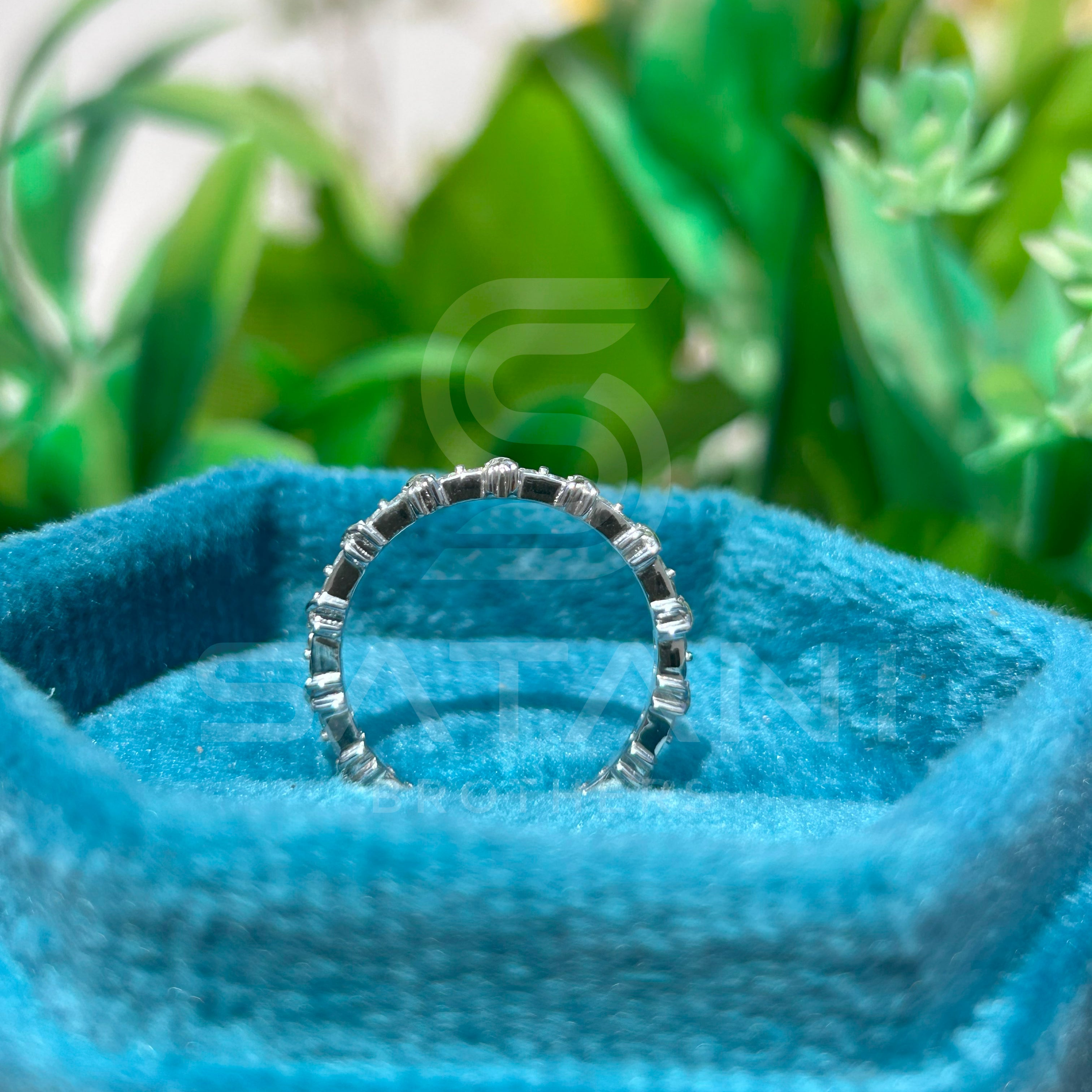 Dazzling Round Diamond White Gold Wedding Band